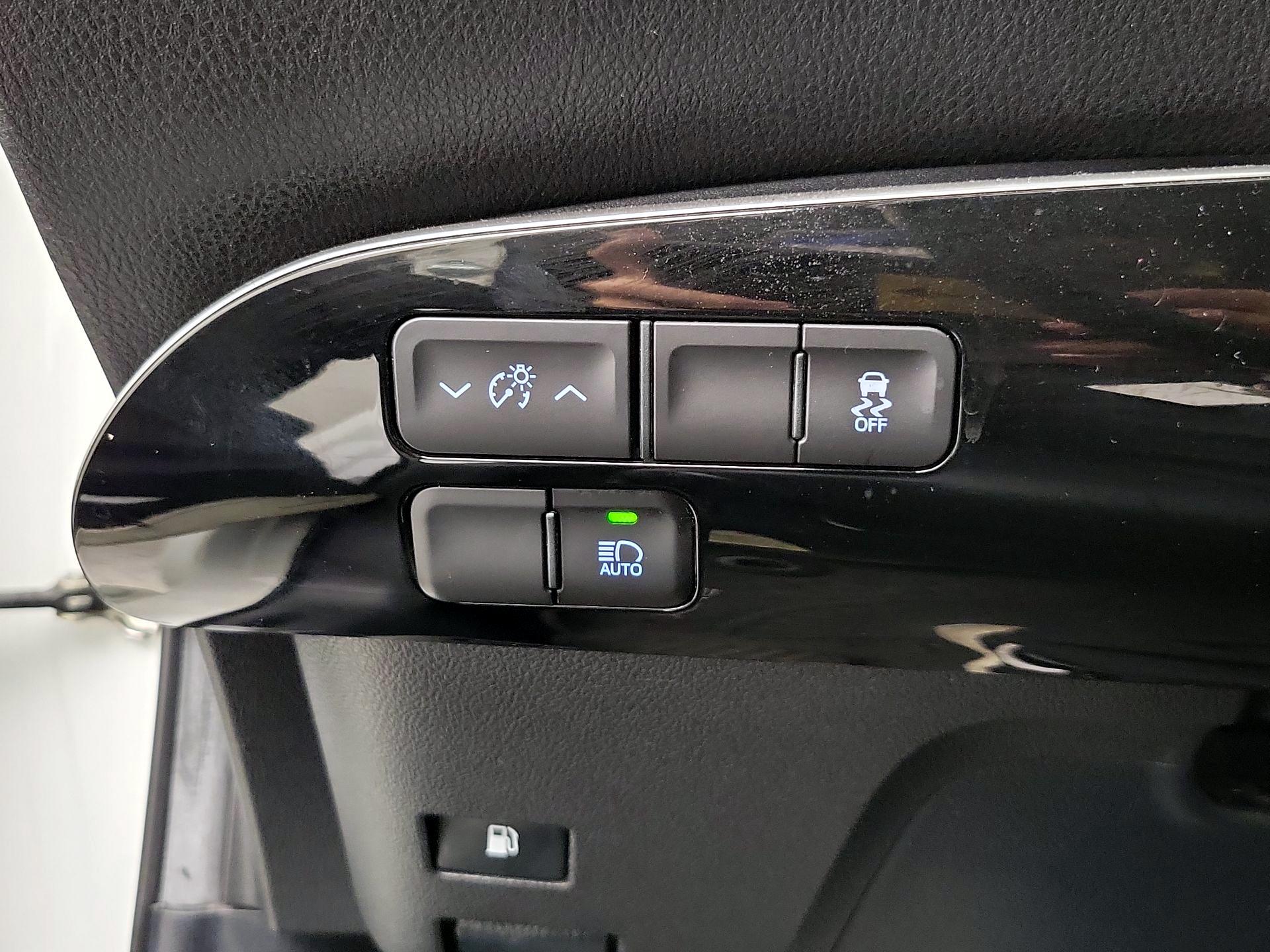 Thumbnail: 2016 Toyota Prius - 13