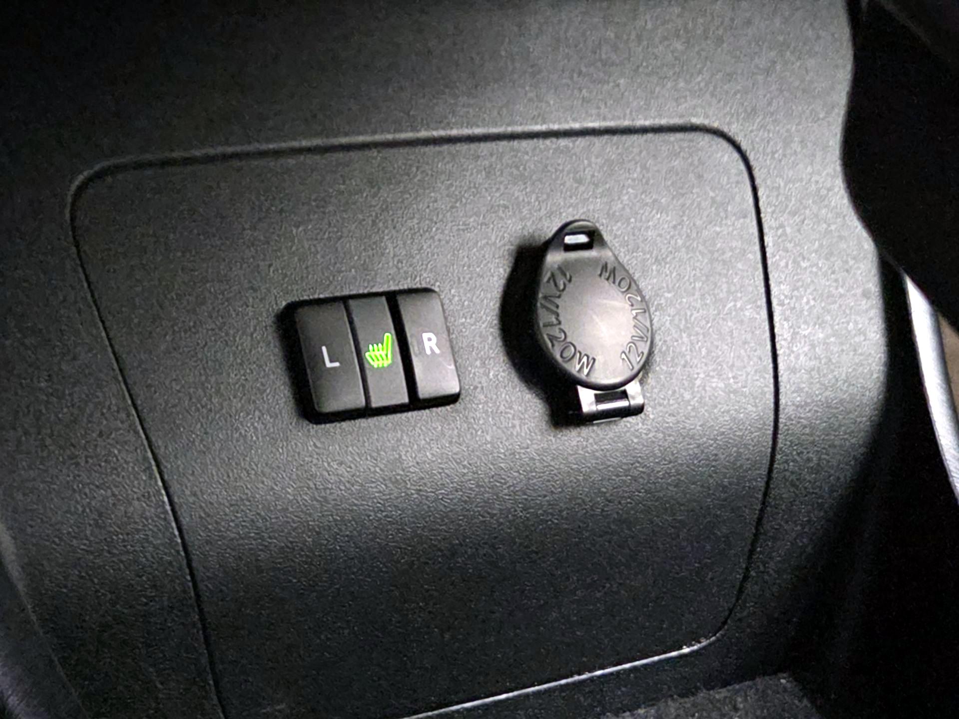 Thumbnail: 2014 Toyota Prius - 18