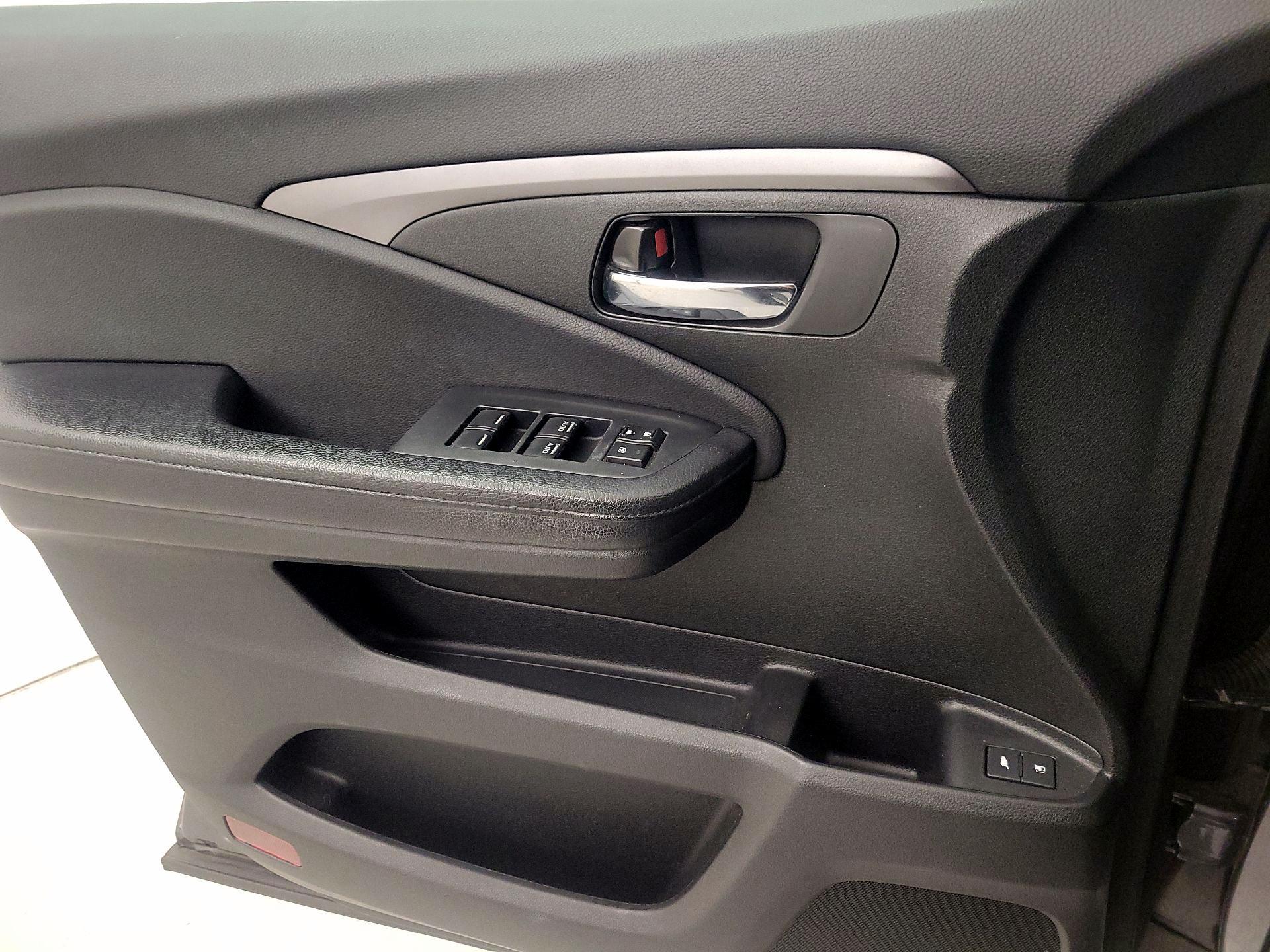 Thumbnail: 2016 Honda Pilot - 12