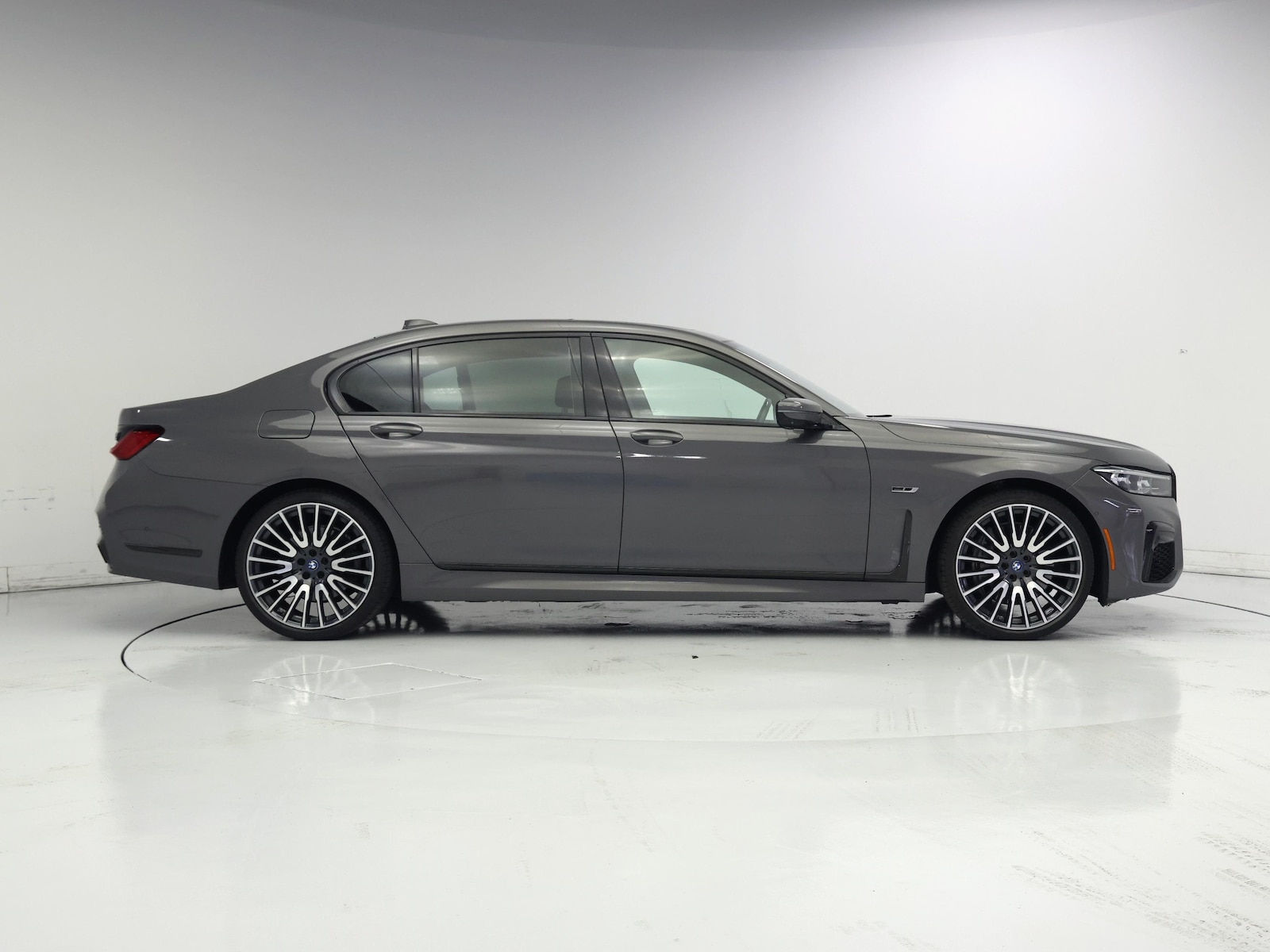 2022 BMW 7 Series 745e - Photo 8