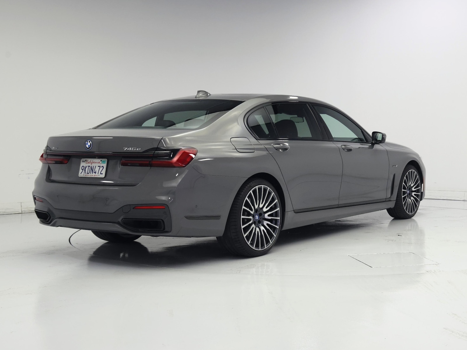 2022 BMW 7 Series 745e - Photo 9