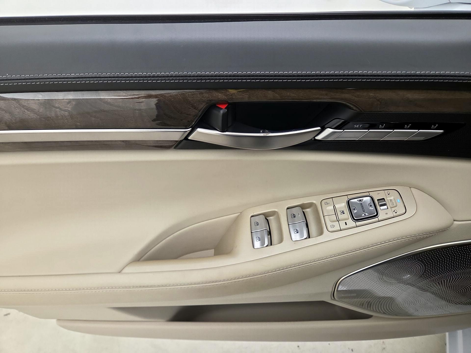 Thumbnail: 2019 Genesis G90 - 12