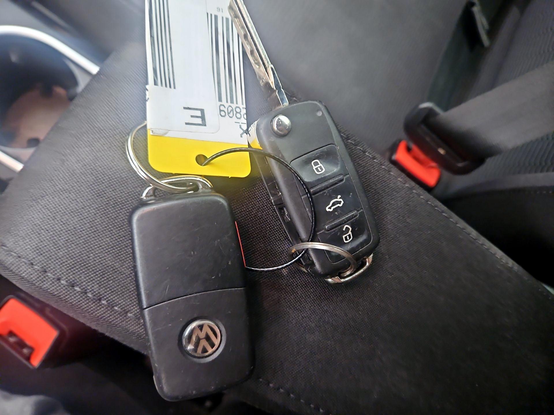 Thumbnail: 2016 Volkswagen Beetle - 20