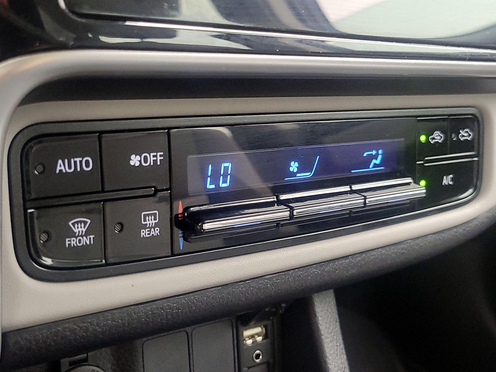 2018 Toyota Corolla LE - Photo 17