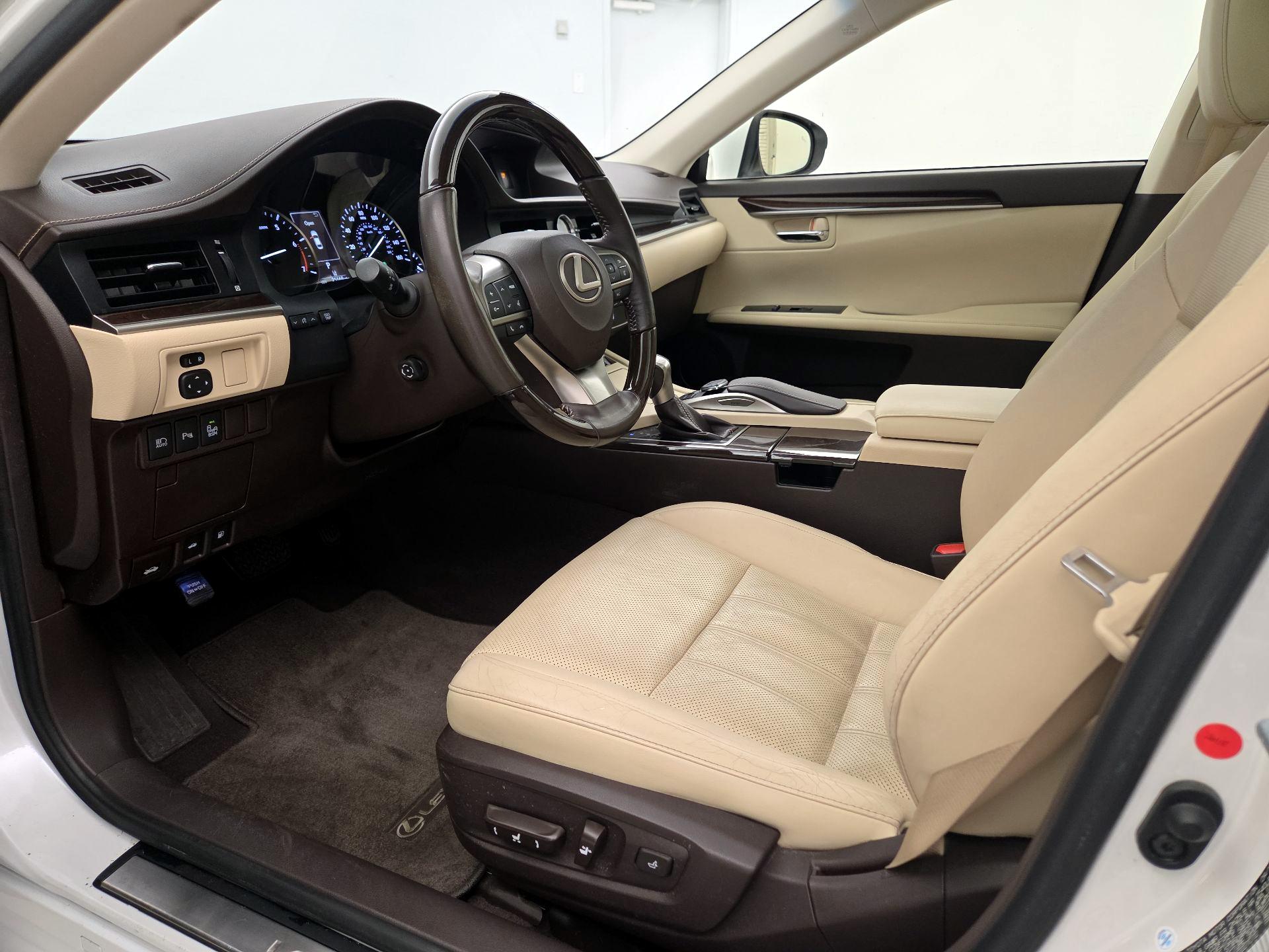Thumbnail: 2016 Lexus ES - 11