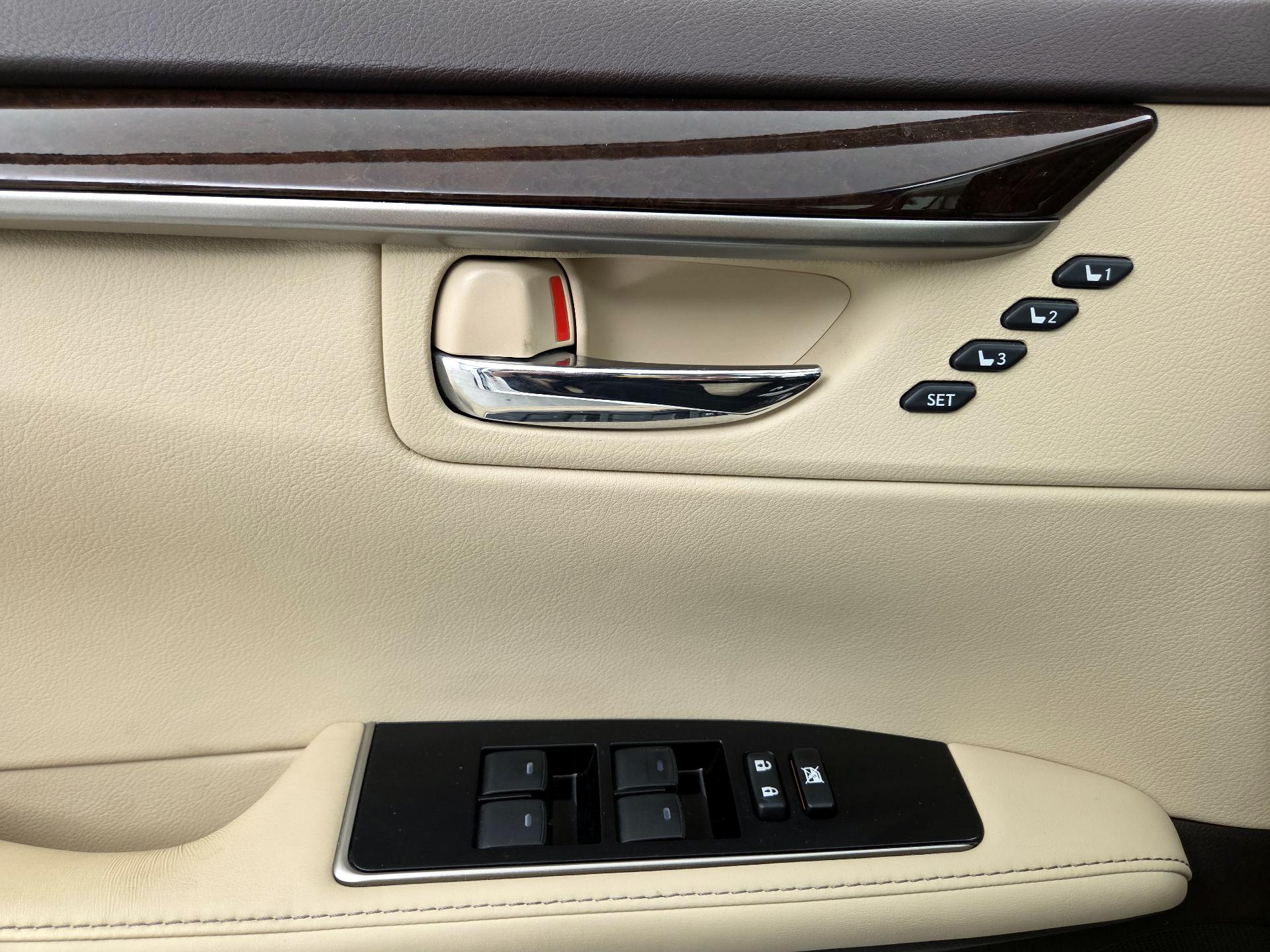 Thumbnail: 2016 Lexus ES - 12