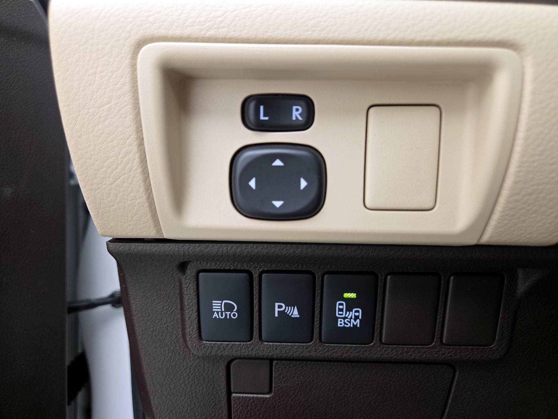 Thumbnail: 2016 Lexus ES - 13