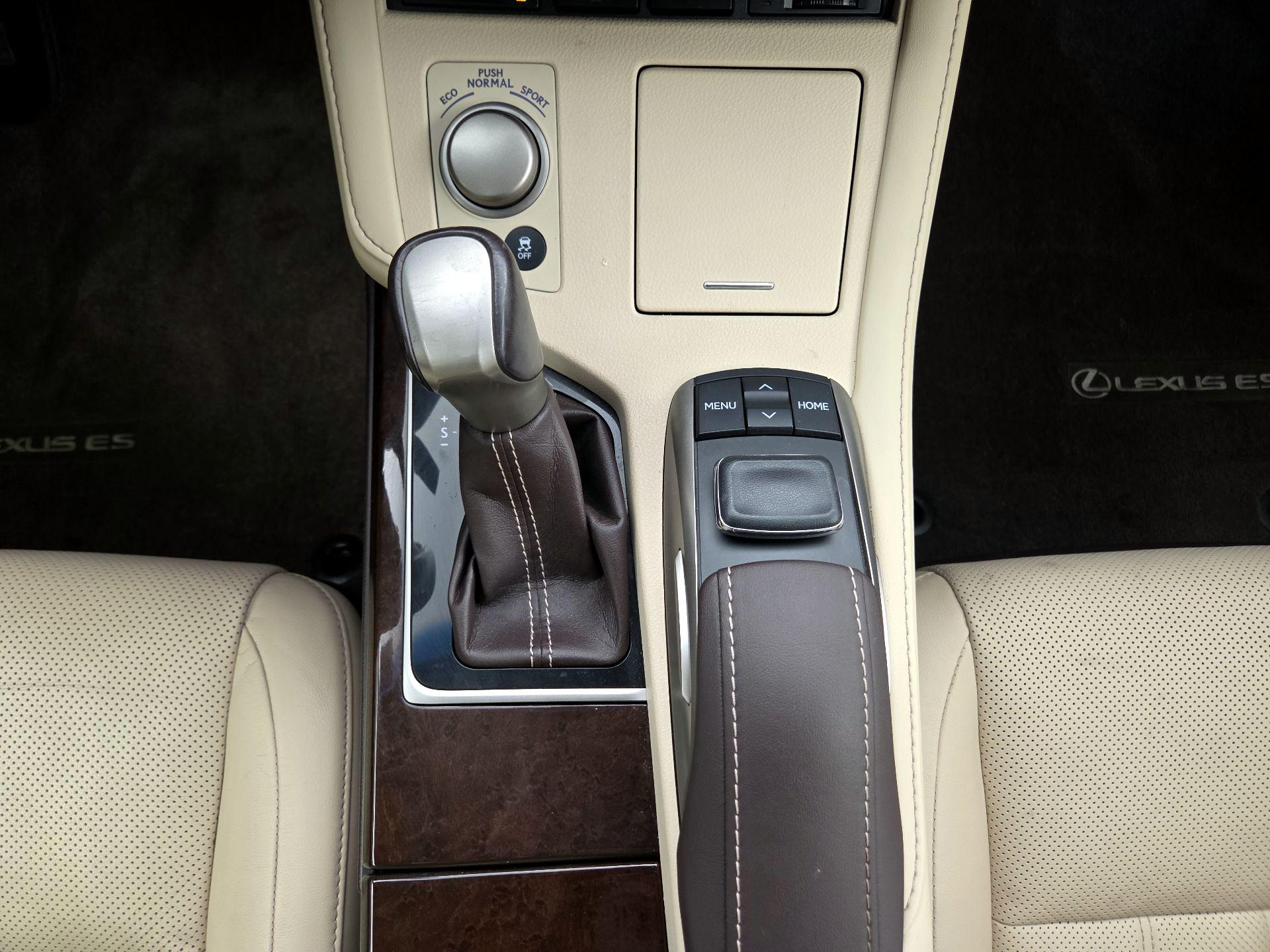 Thumbnail: 2016 Lexus ES - 18