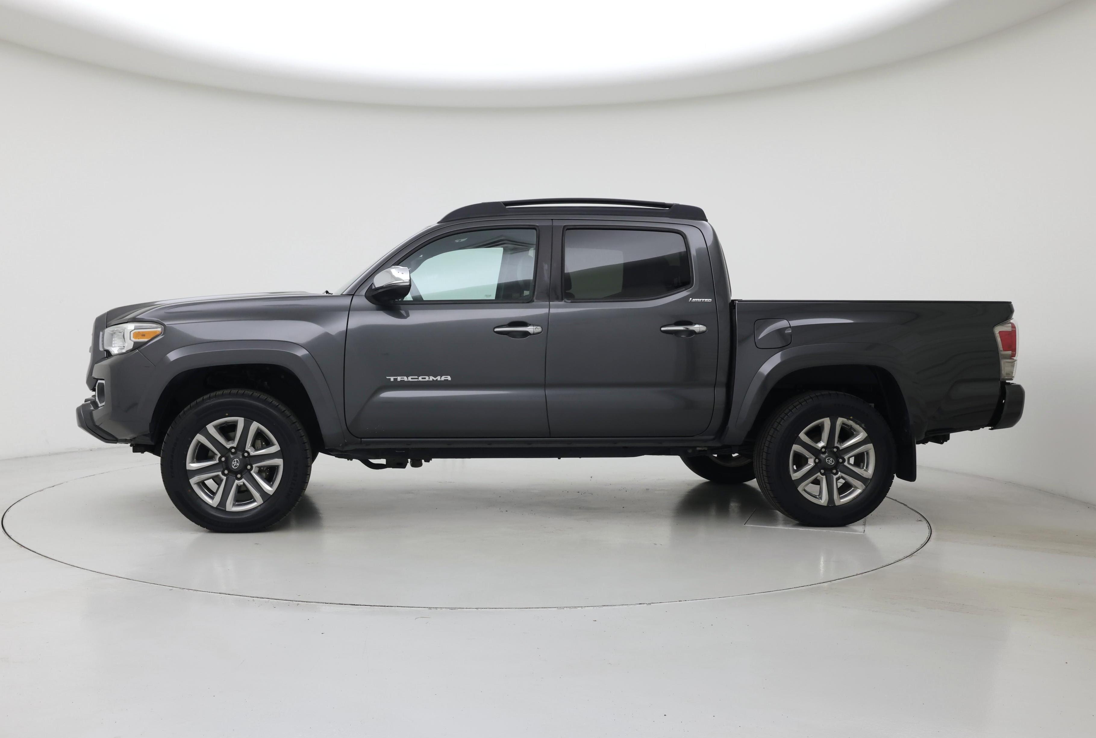 Thumbnail: 2017 Toyota Tacoma - 3