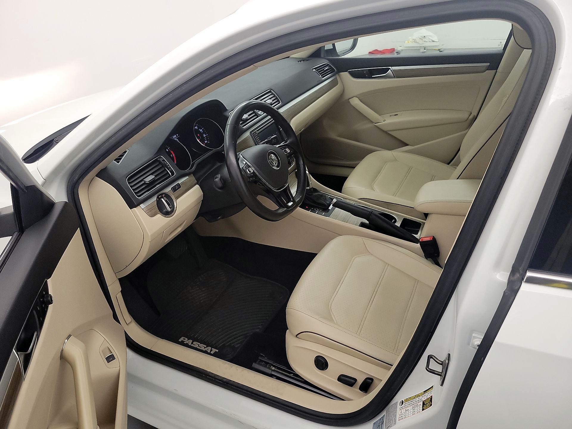 Thumbnail: 2016 Volkswagen Passat - 11