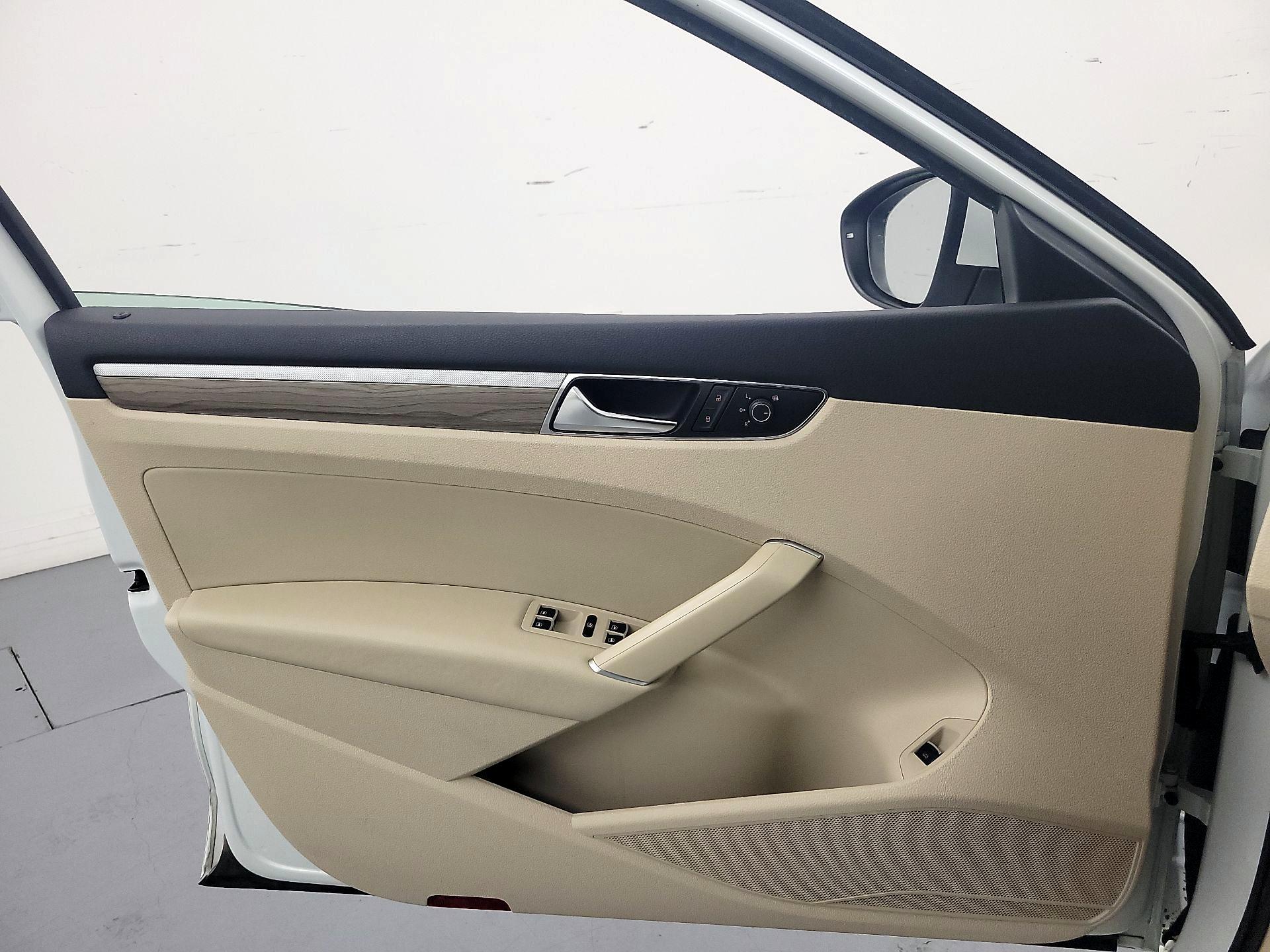Thumbnail: 2016 Volkswagen Passat - 12
