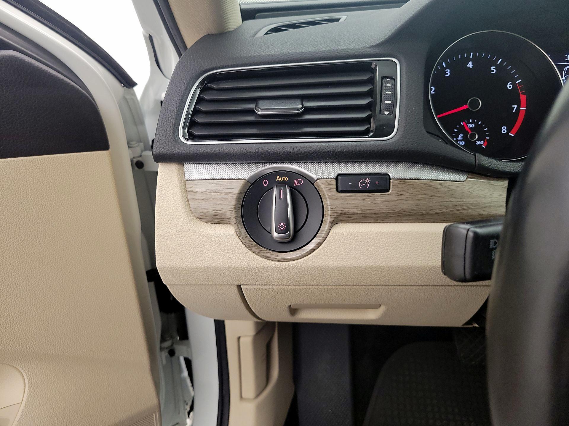 Thumbnail: 2016 Volkswagen Passat - 13