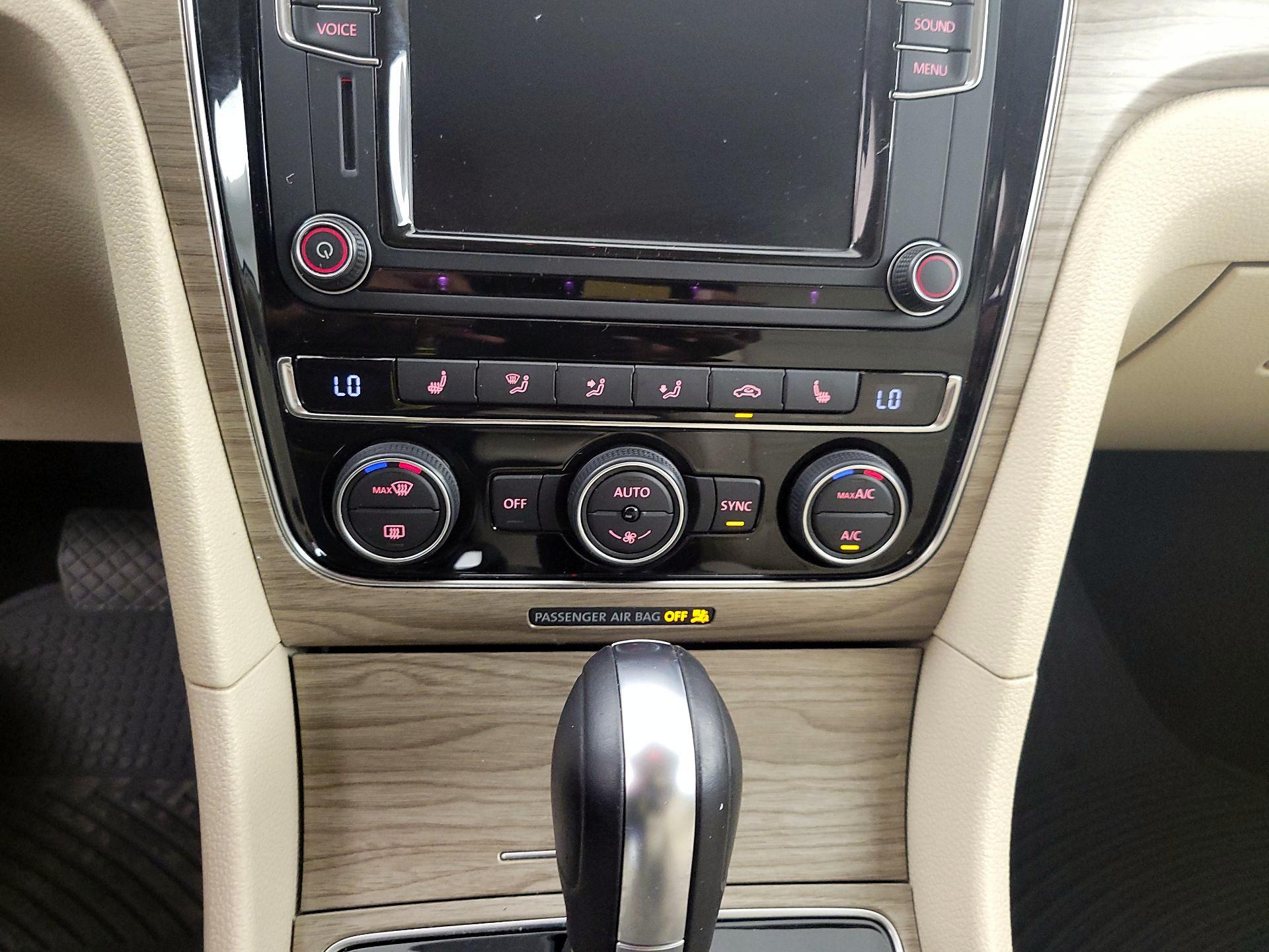 Thumbnail: 2016 Volkswagen Passat - 16