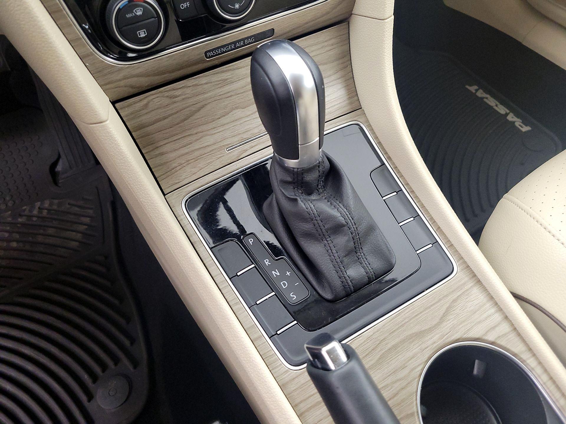 Thumbnail: 2016 Volkswagen Passat - 17