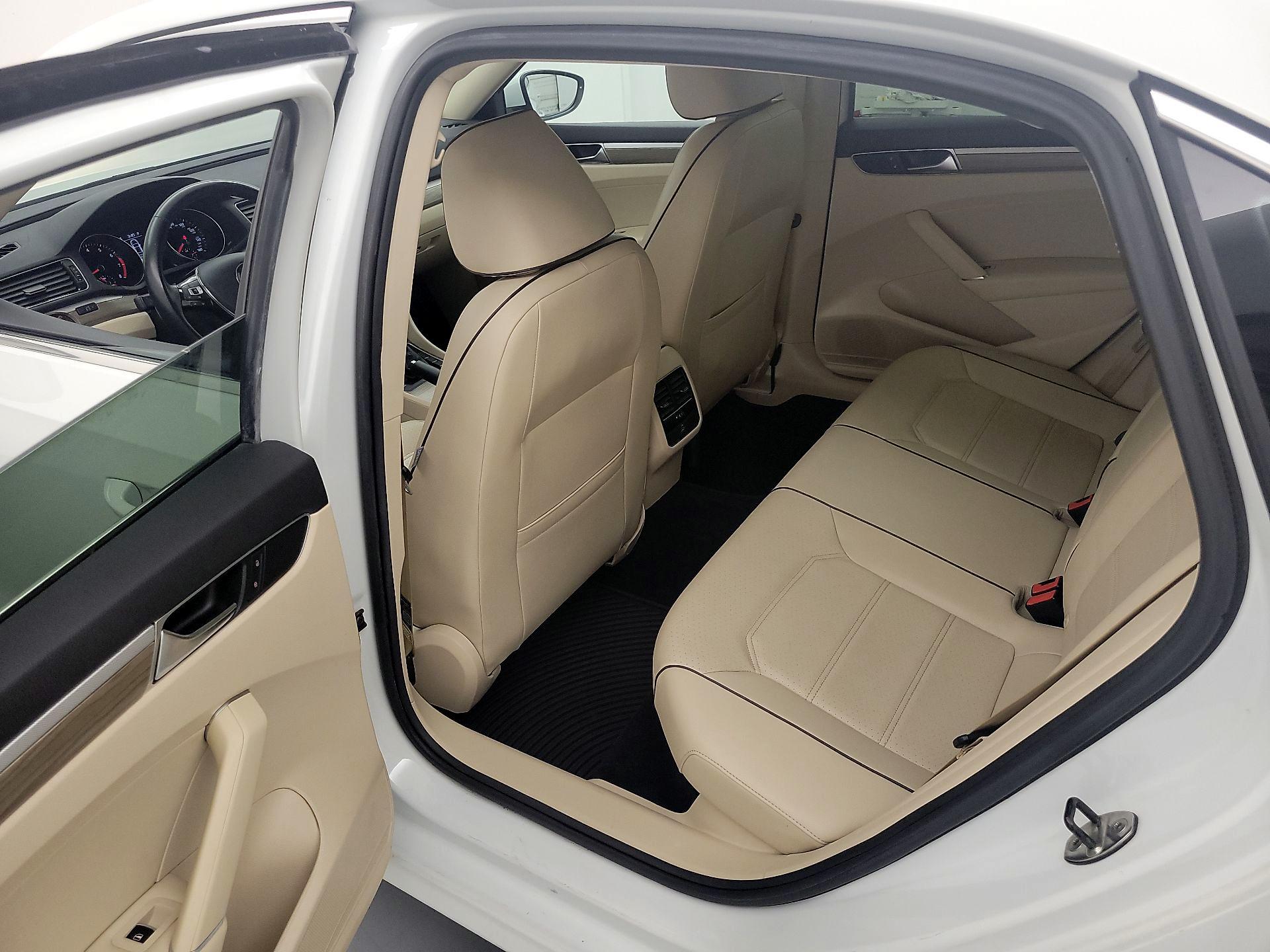 Thumbnail: 2016 Volkswagen Passat - 20