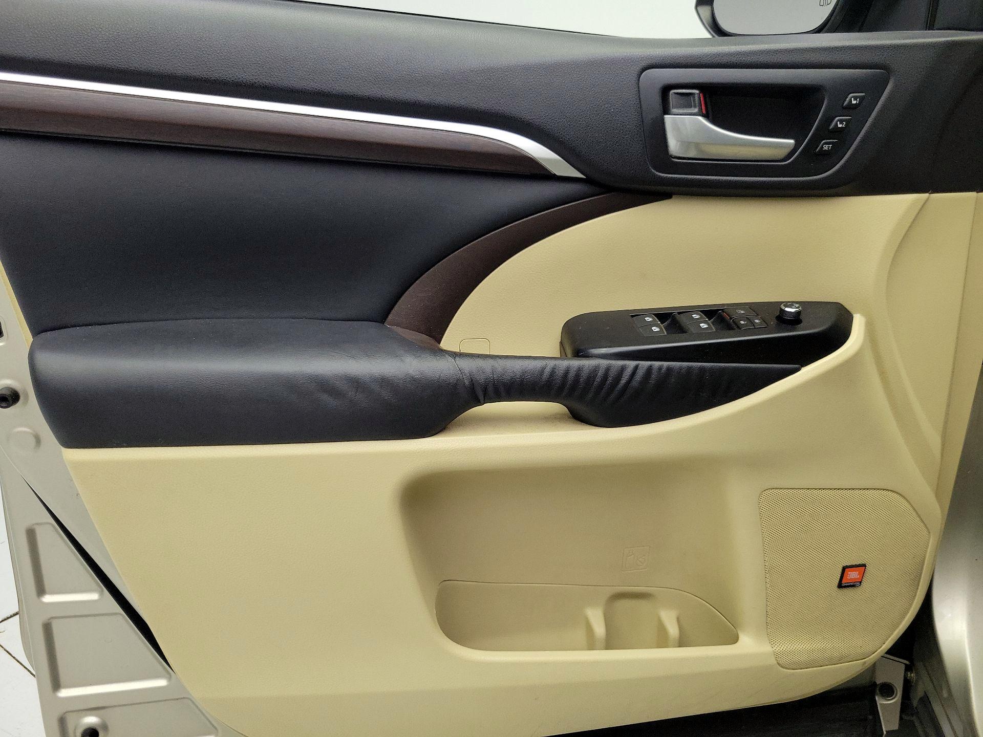 Thumbnail: 2015 Toyota Highlander - 12