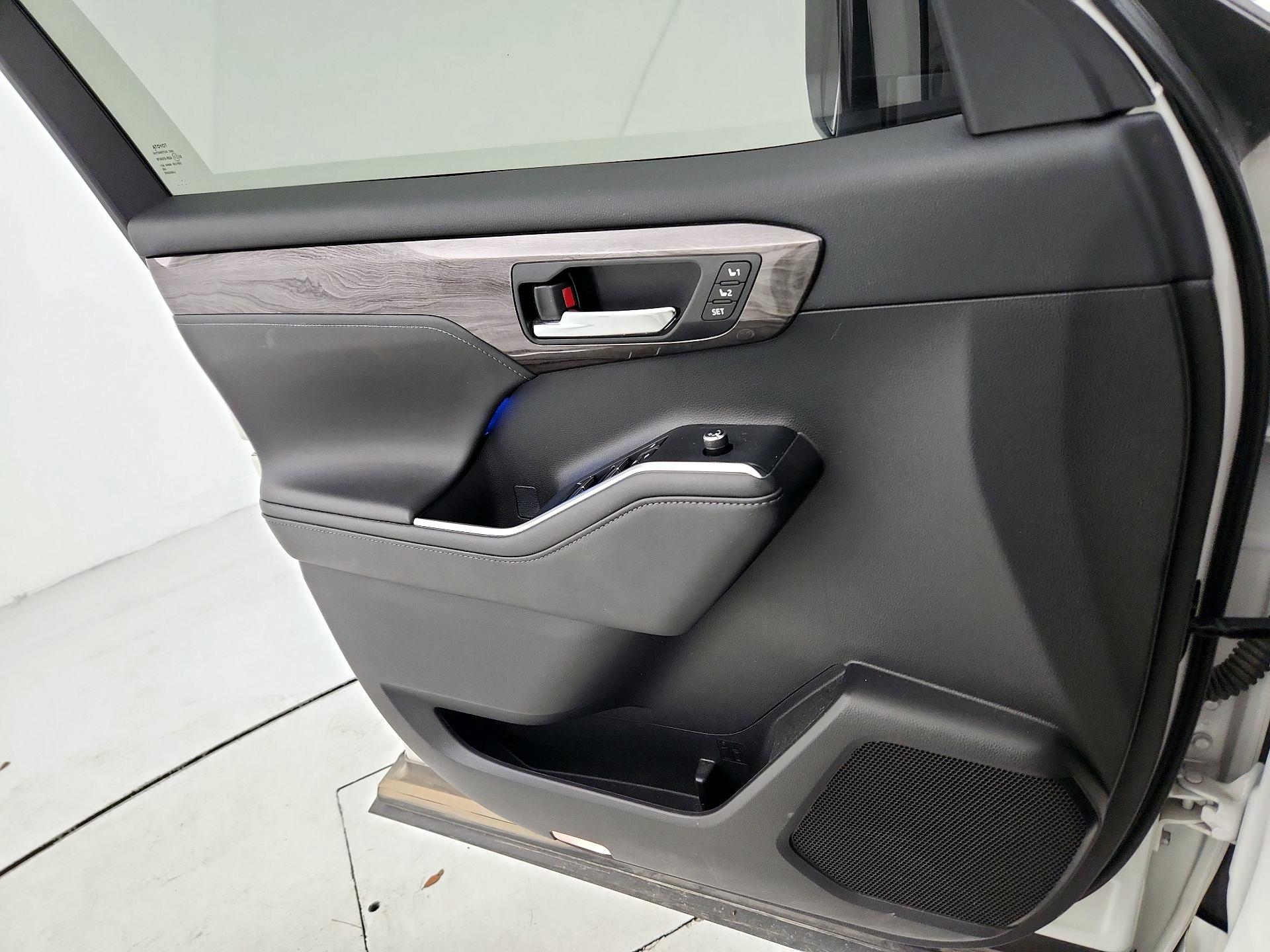 Thumbnail: 2020 Toyota Highlander - 12