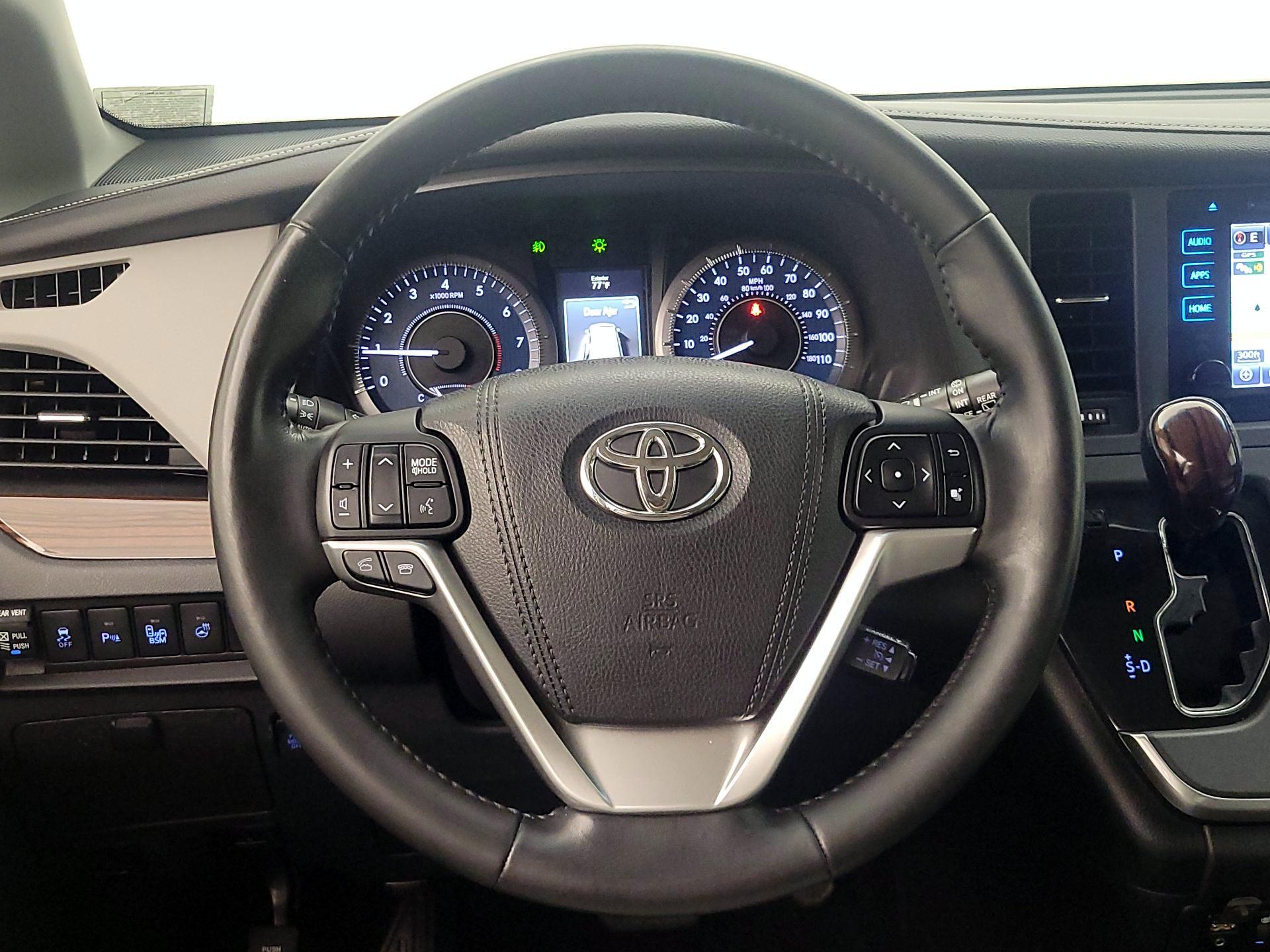 Thumbnail: 2015 Toyota Sienna - 10