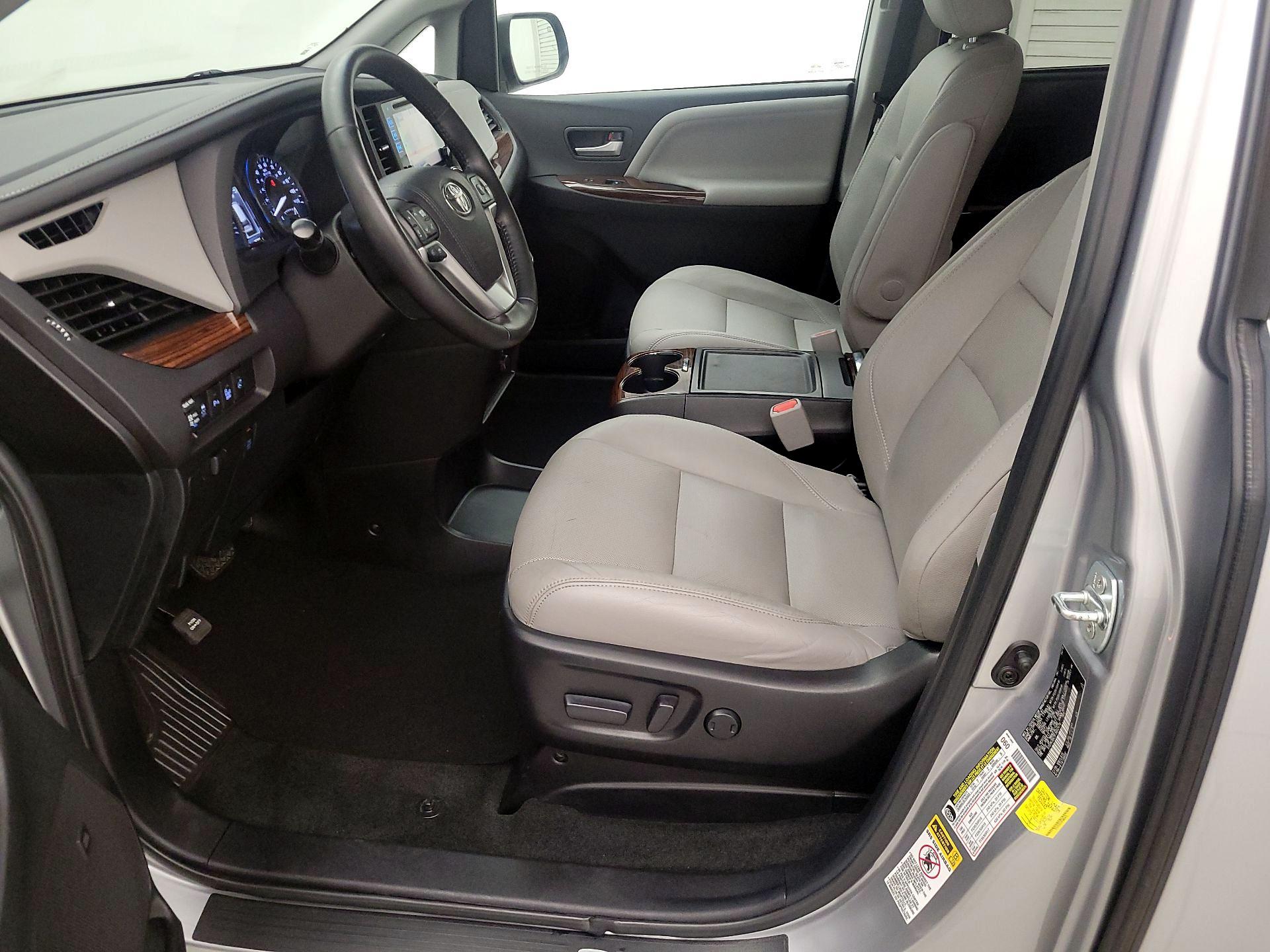 Thumbnail: 2015 Toyota Sienna - 11