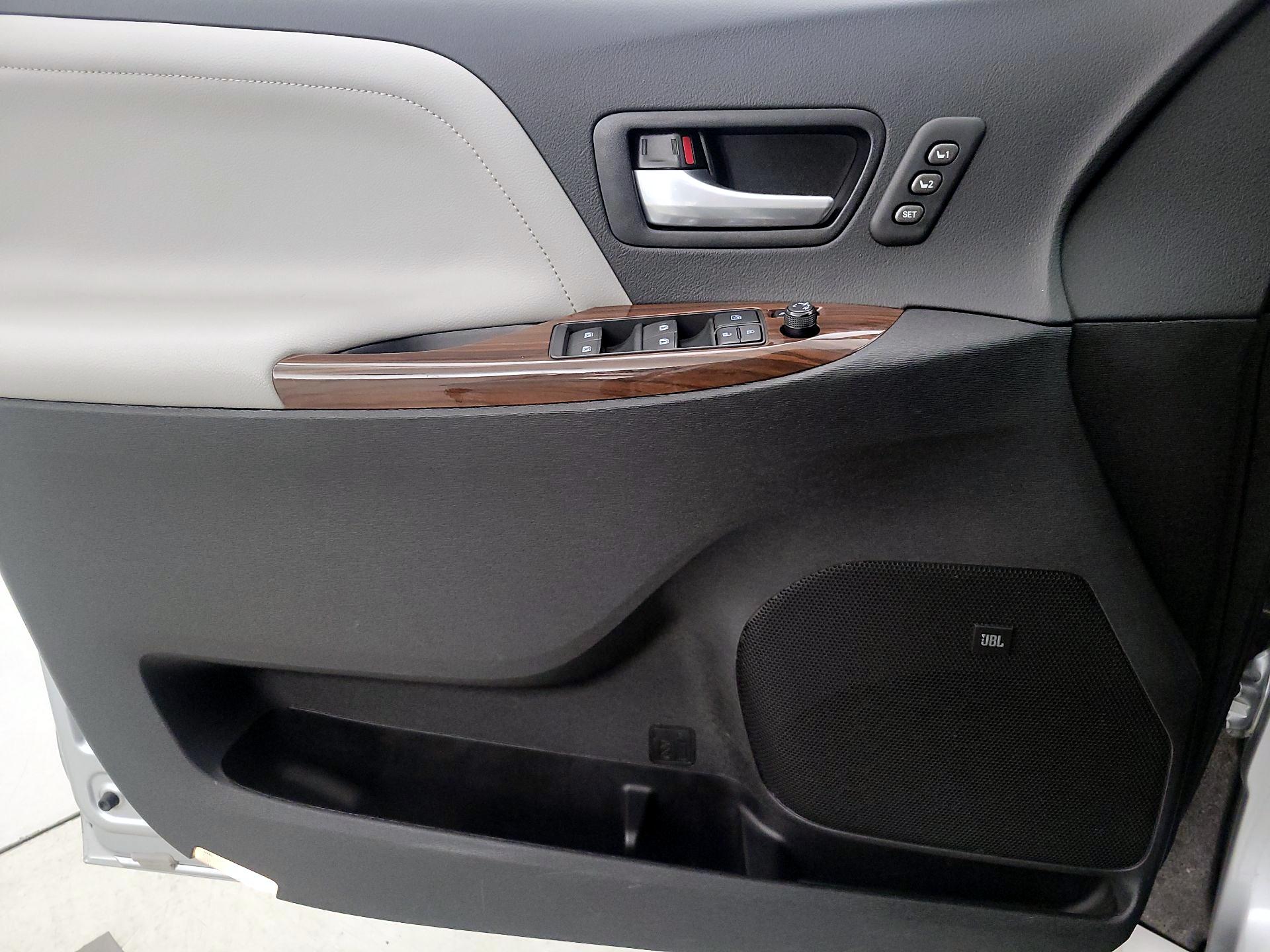 Thumbnail: 2015 Toyota Sienna - 12