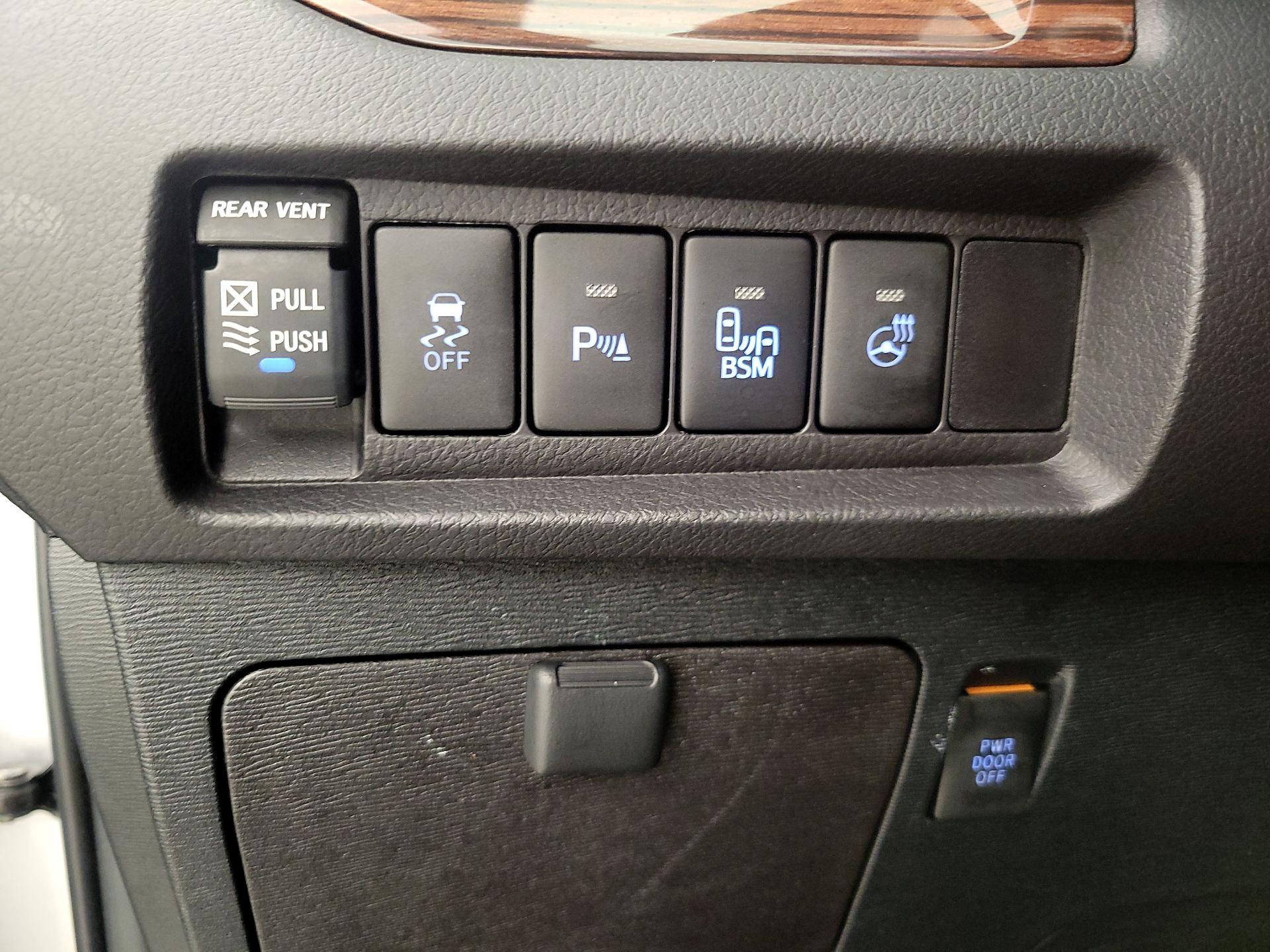 Thumbnail: 2015 Toyota Sienna - 13