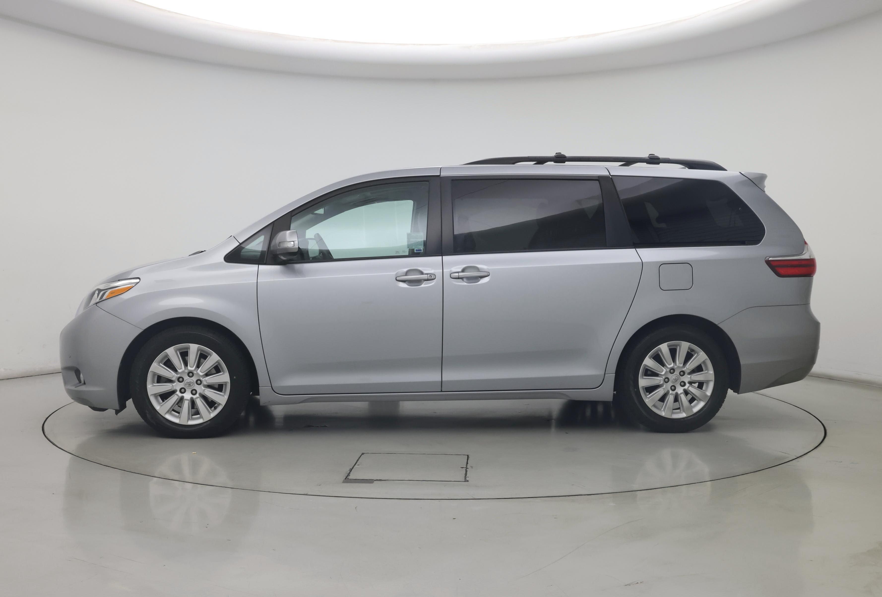 Thumbnail: 2015 Toyota Sienna - 3