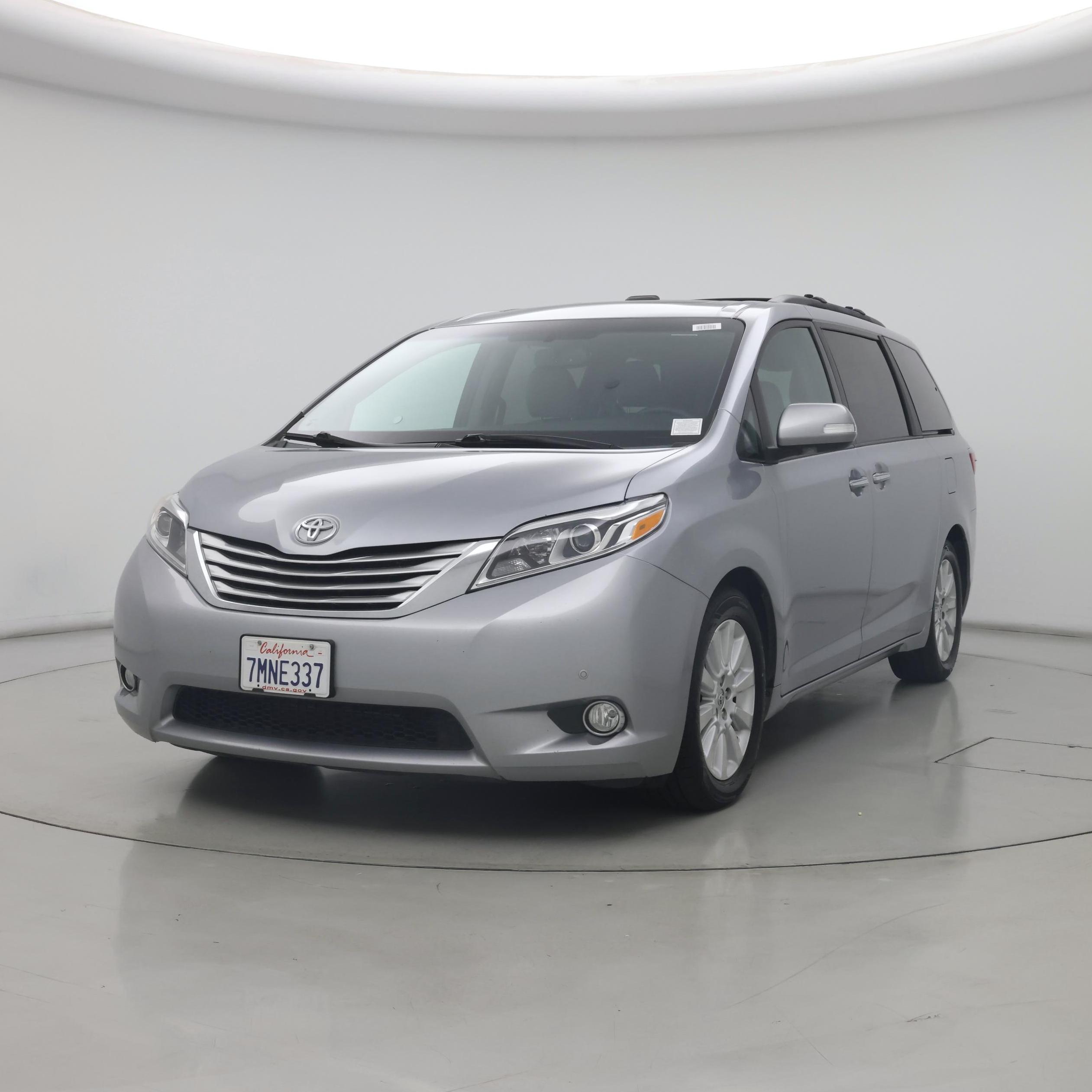 Thumbnail: 2015 Toyota Sienna - 4
