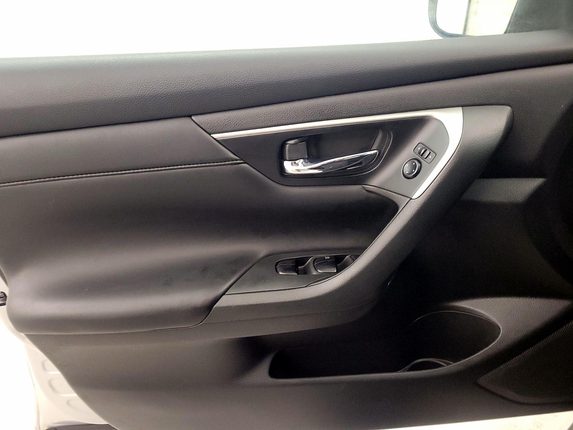 Thumbnail: 2015 Nissan Altima - 12