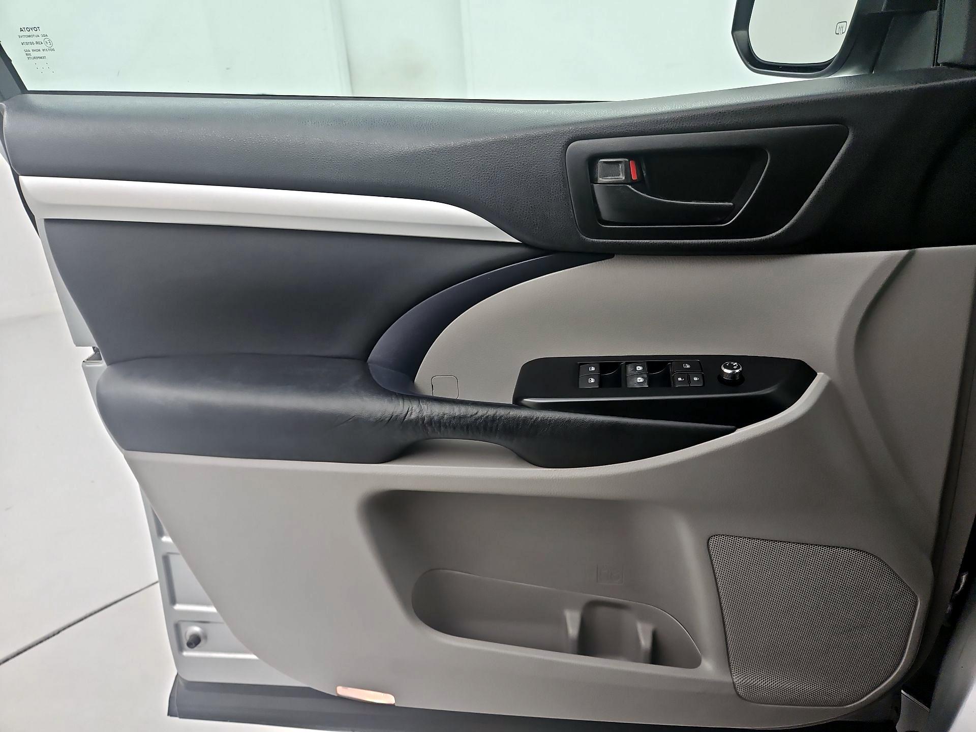 Thumbnail: 2015 Toyota Highlander - 12
