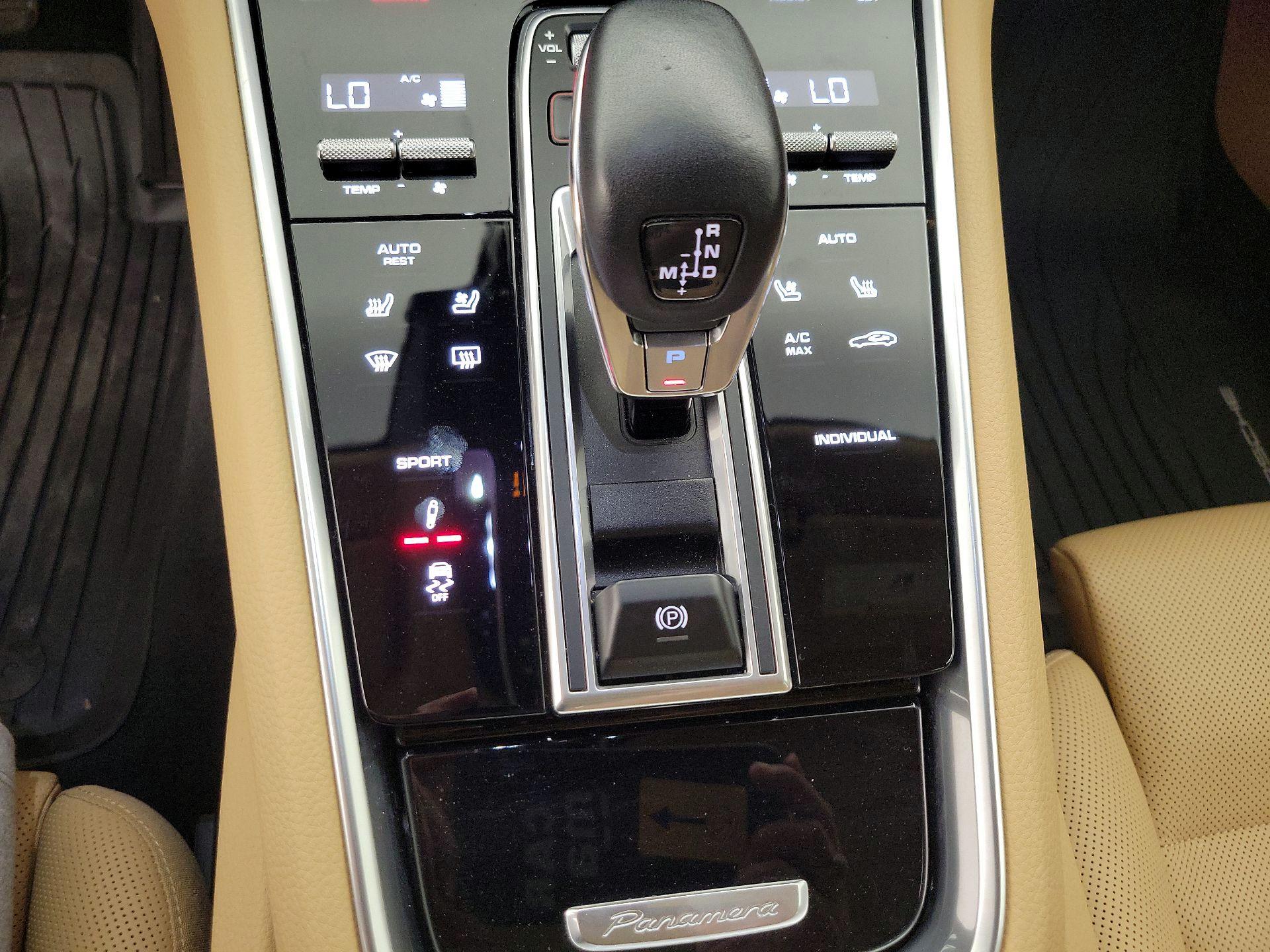 Thumbnail: 2023 Porsche Panamera - 18