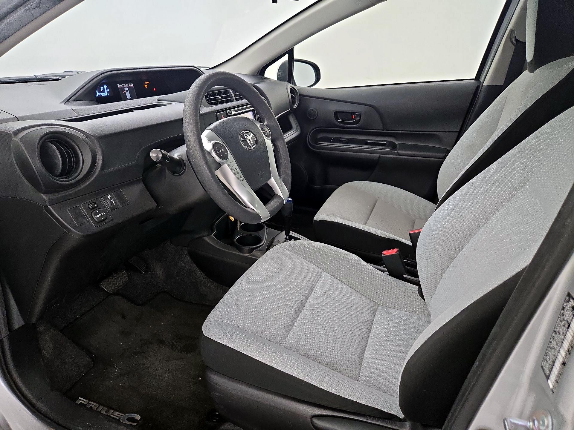 Thumbnail: 2015 Toyota Prius c - 11