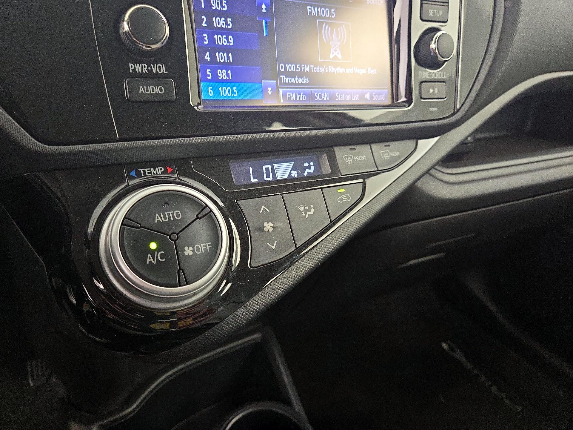 Thumbnail: 2015 Toyota Prius c - 15
