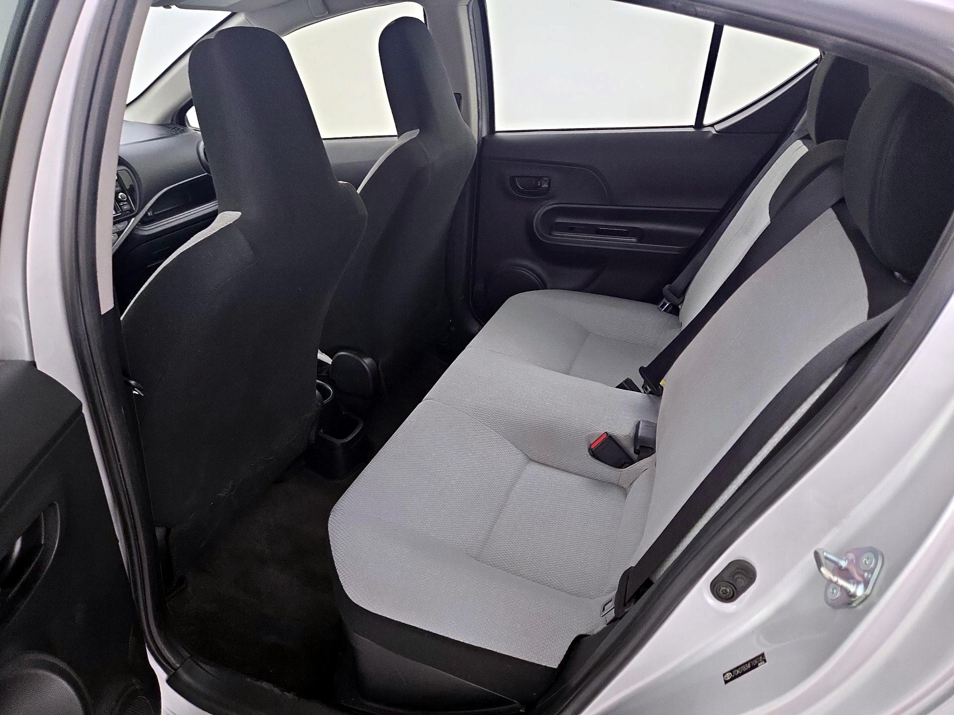Thumbnail: 2015 Toyota Prius c - 17