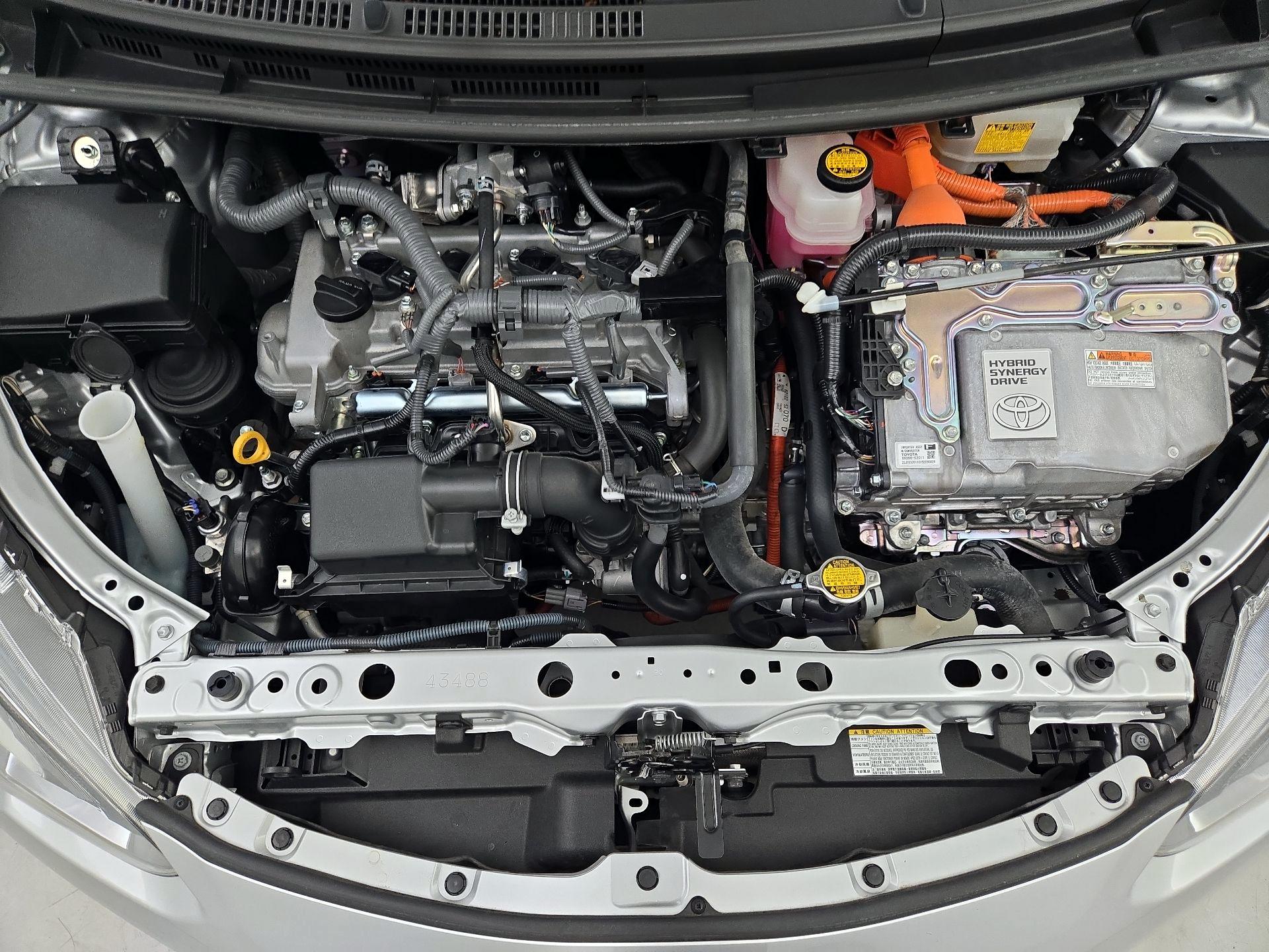 Thumbnail: 2015 Toyota Prius c - 19