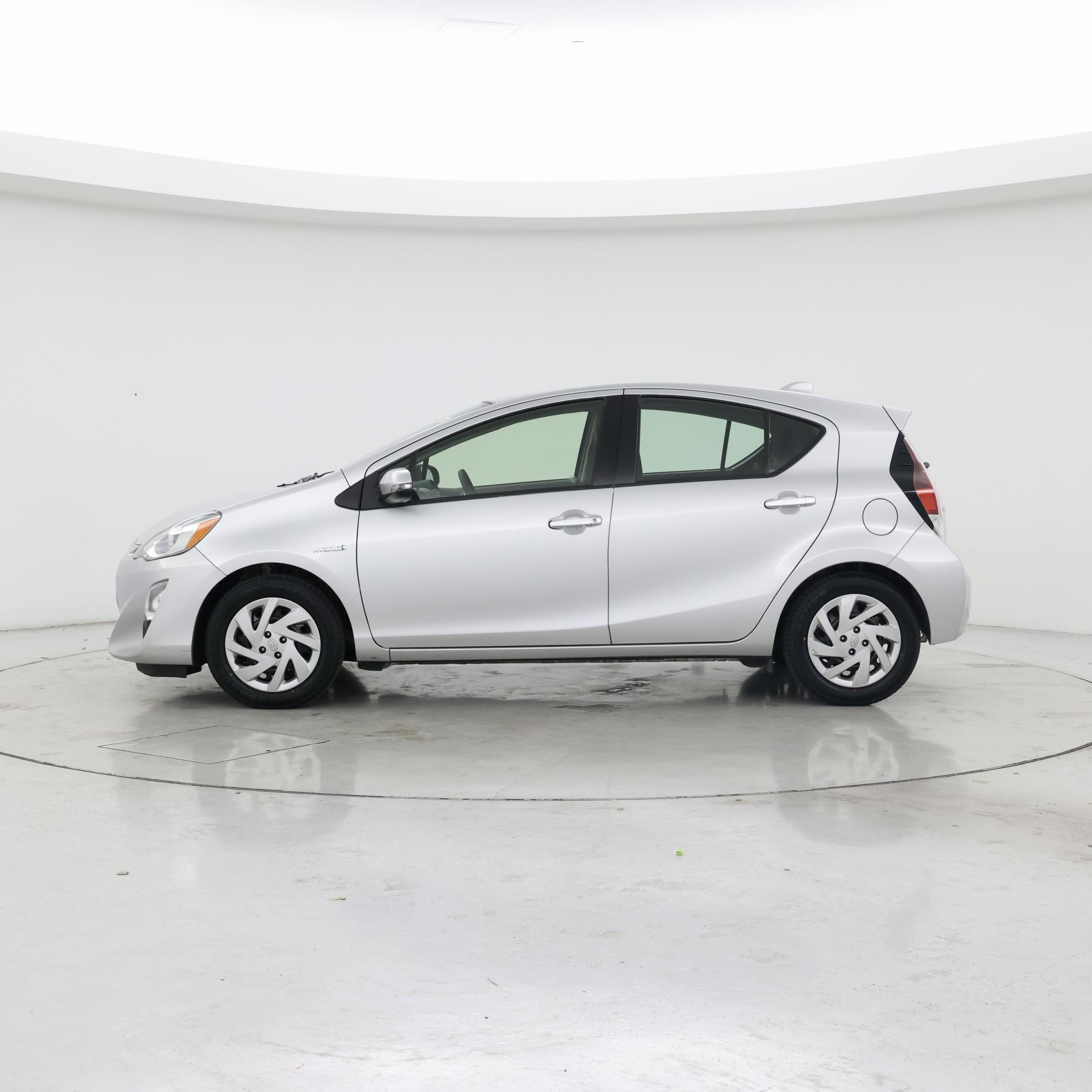 Thumbnail: 2015 Toyota Prius c - 3