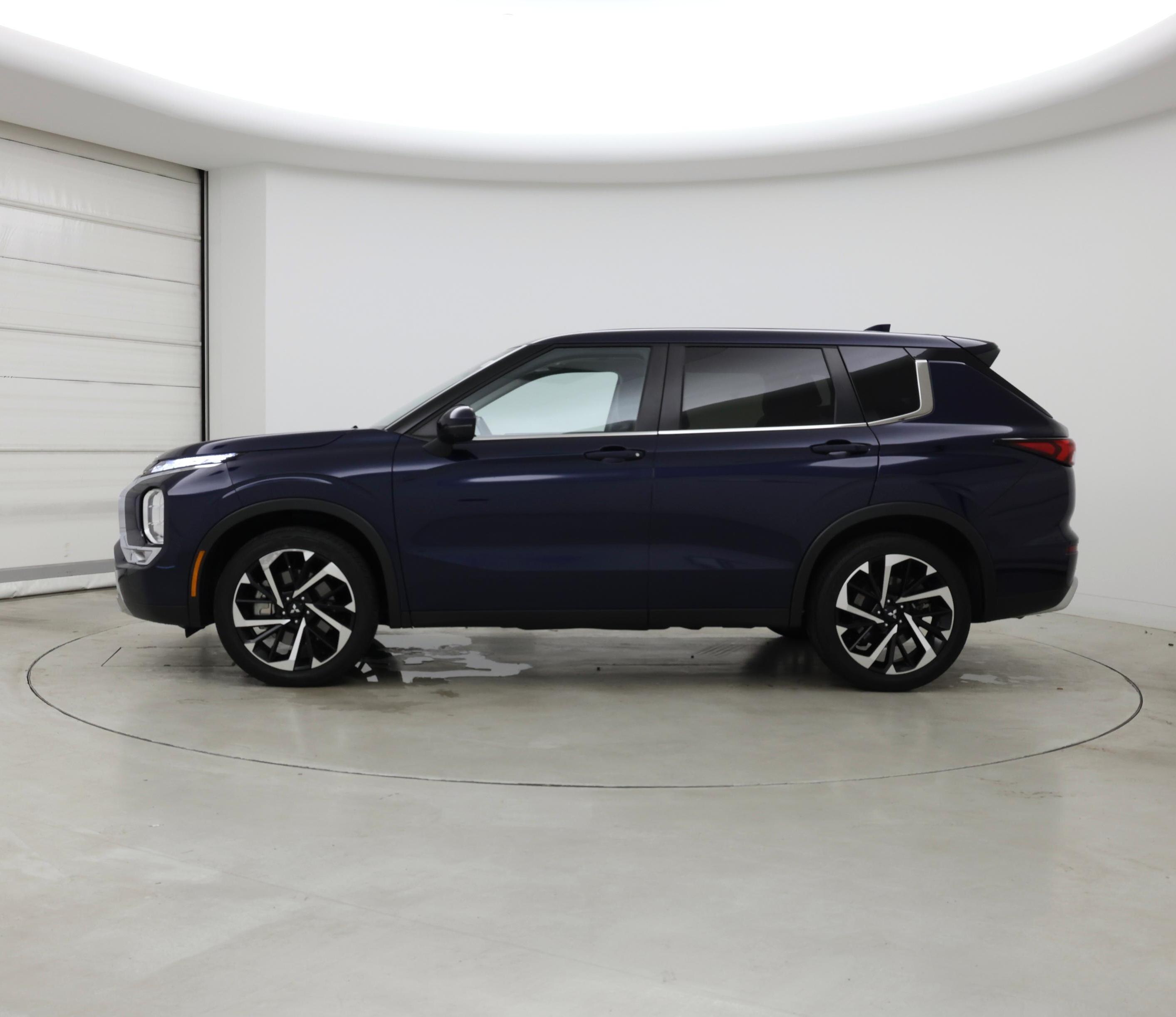 Thumbnail: 2024 Mitsubishi Outlander - 3