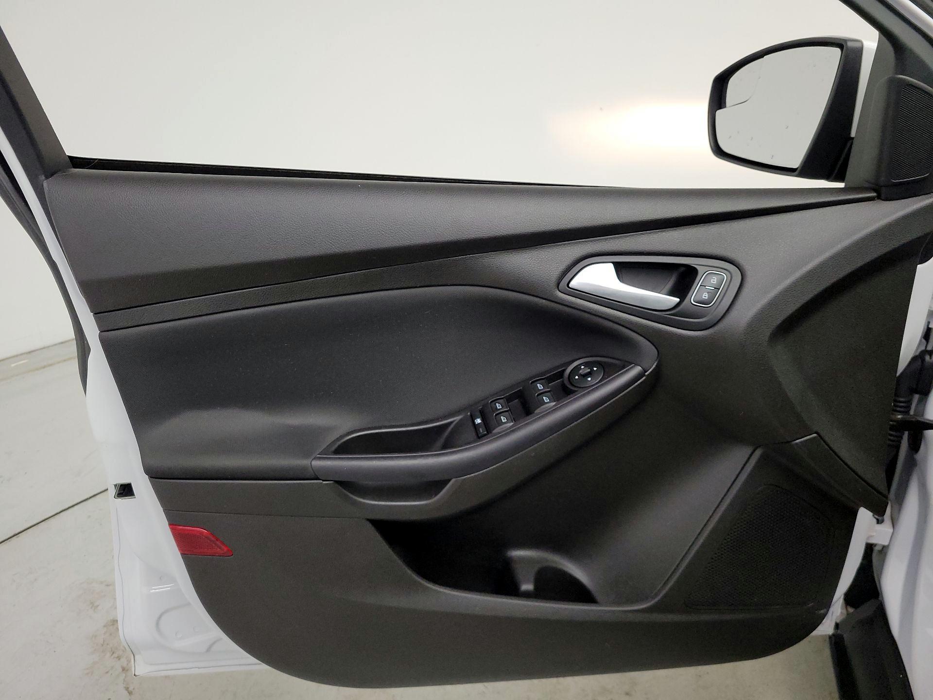 Thumbnail: 2016 Ford Focus - 12