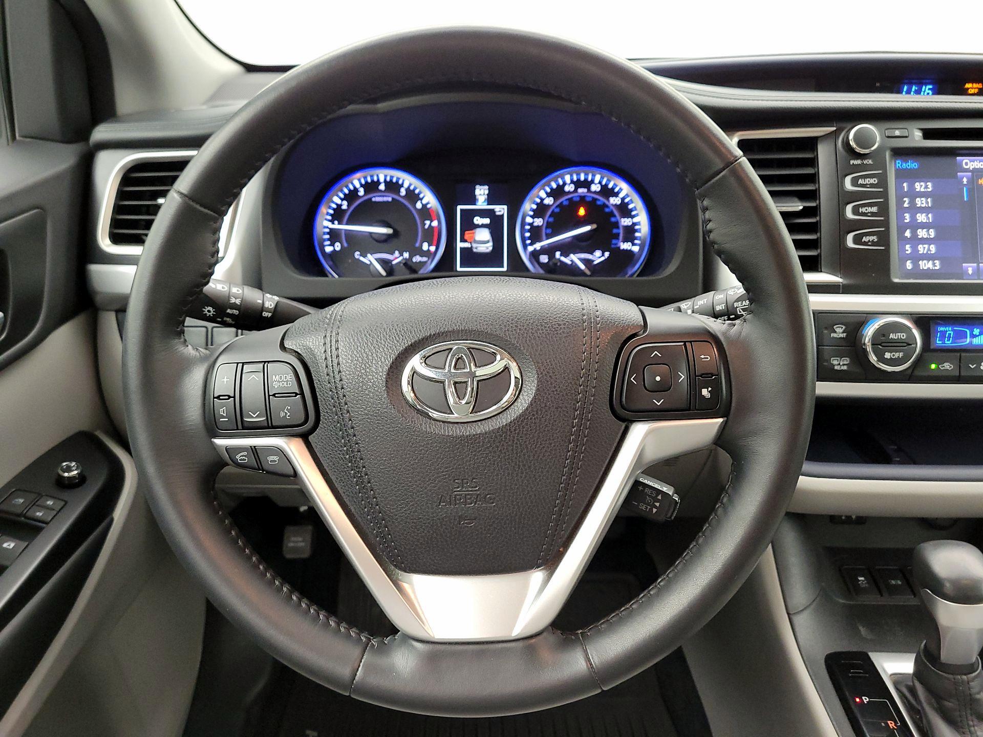 Thumbnail: 2015 Toyota Highlander - 10