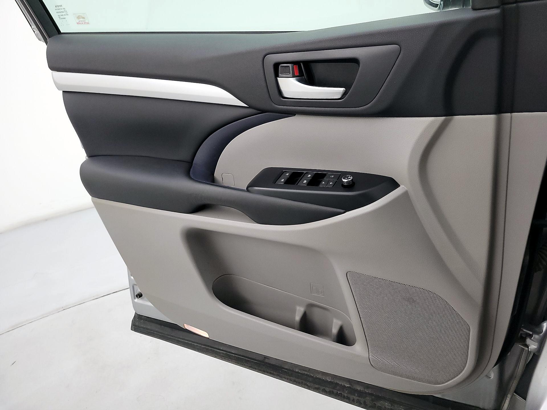 Thumbnail: 2015 Toyota Highlander - 12