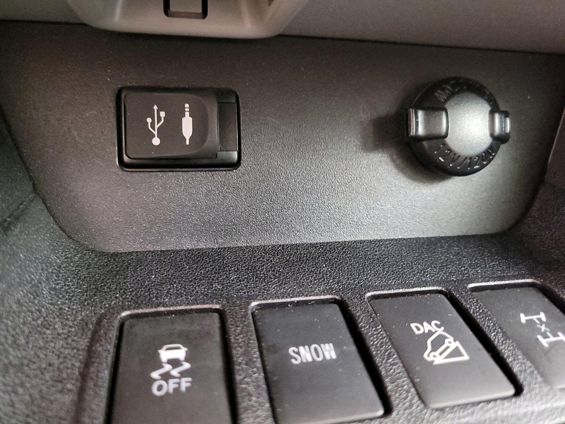 Thumbnail: 2015 Toyota Highlander - 18