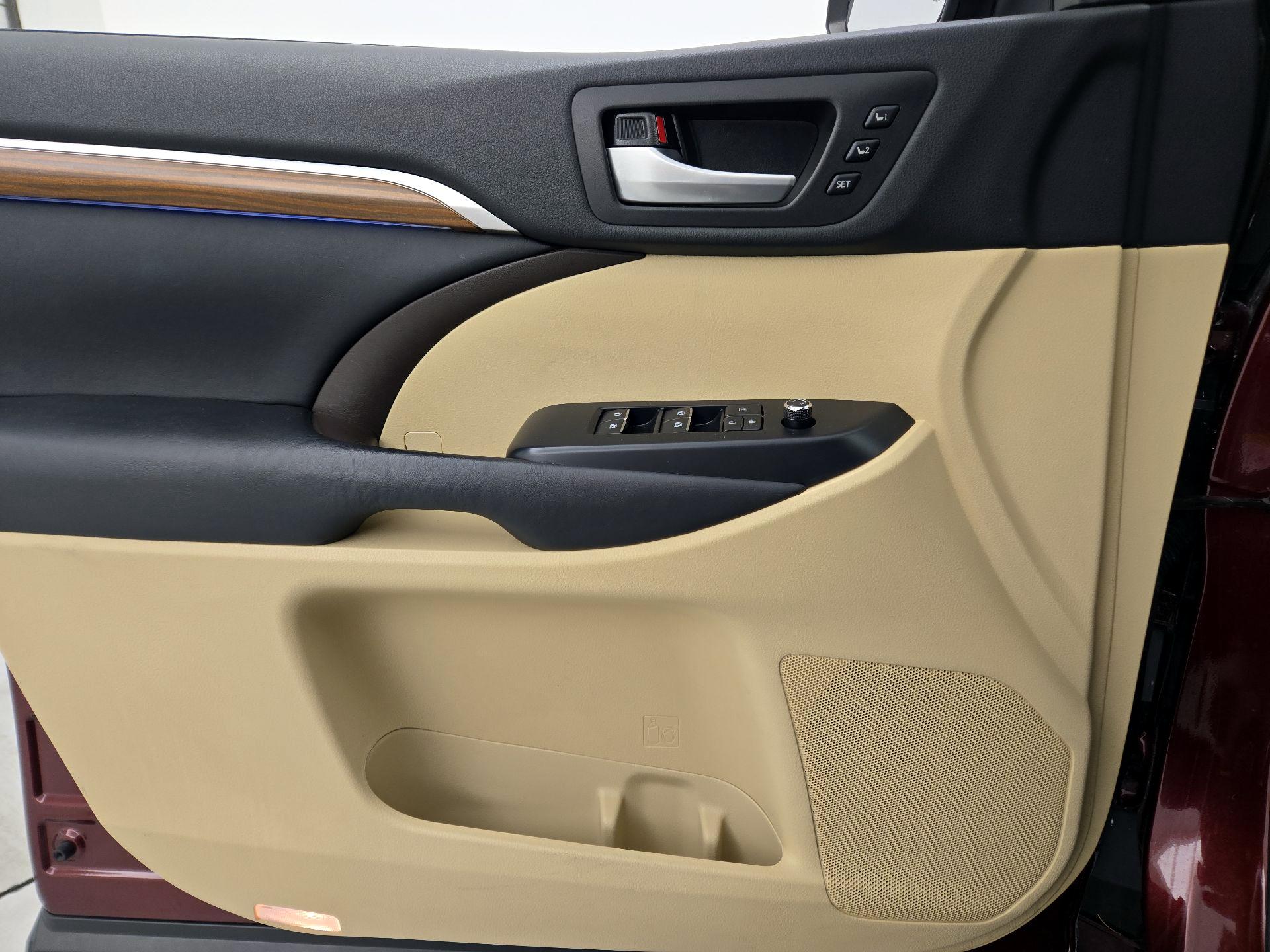 Thumbnail: 2017 Toyota Highlander - 12
