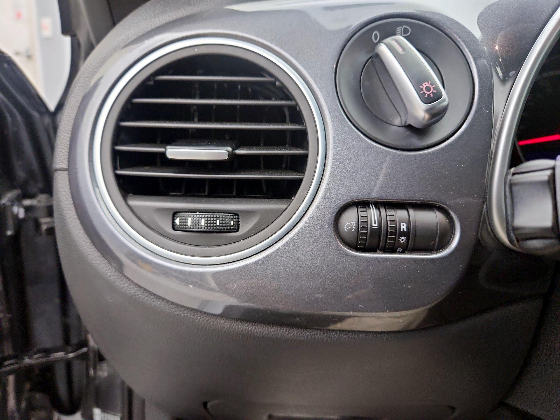 Thumbnail: 2015 Volkswagen Beetle - 13