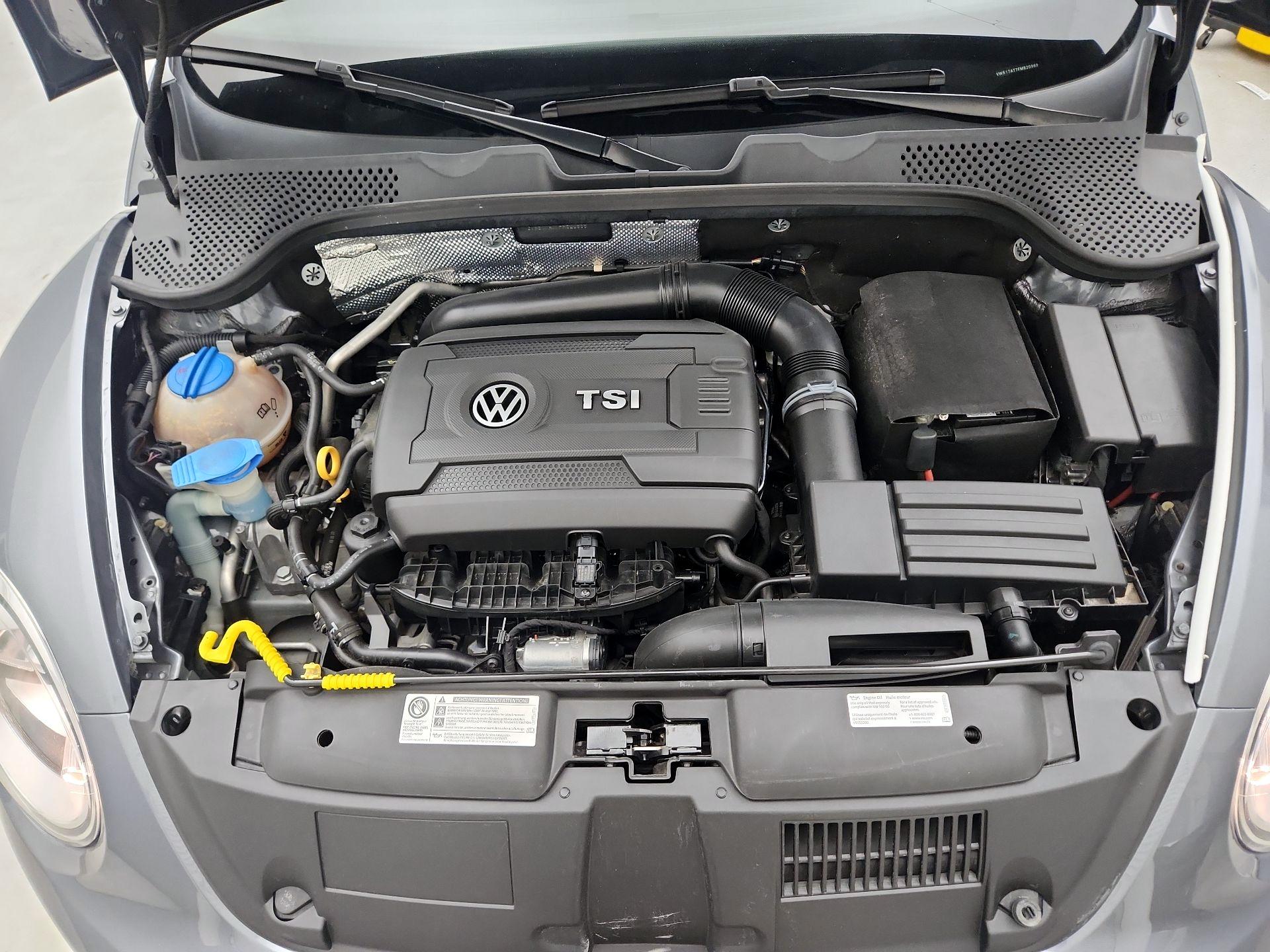 Thumbnail: 2015 Volkswagen Beetle - 20