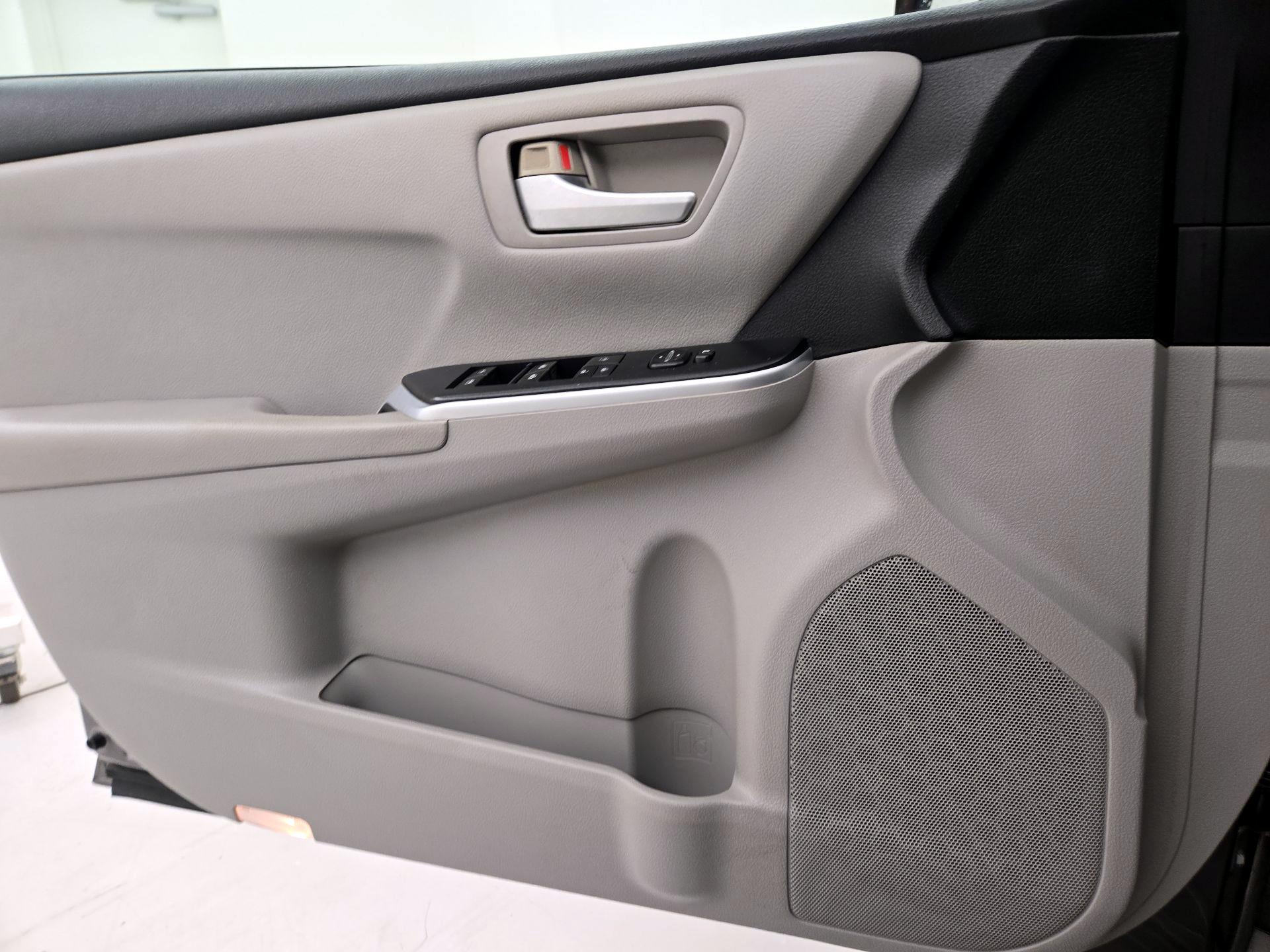 Thumbnail: 2015 Toyota Camry - 12