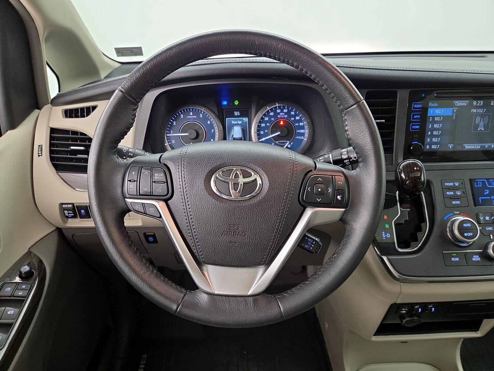 Thumbnail: 2017 Toyota Sienna - 10