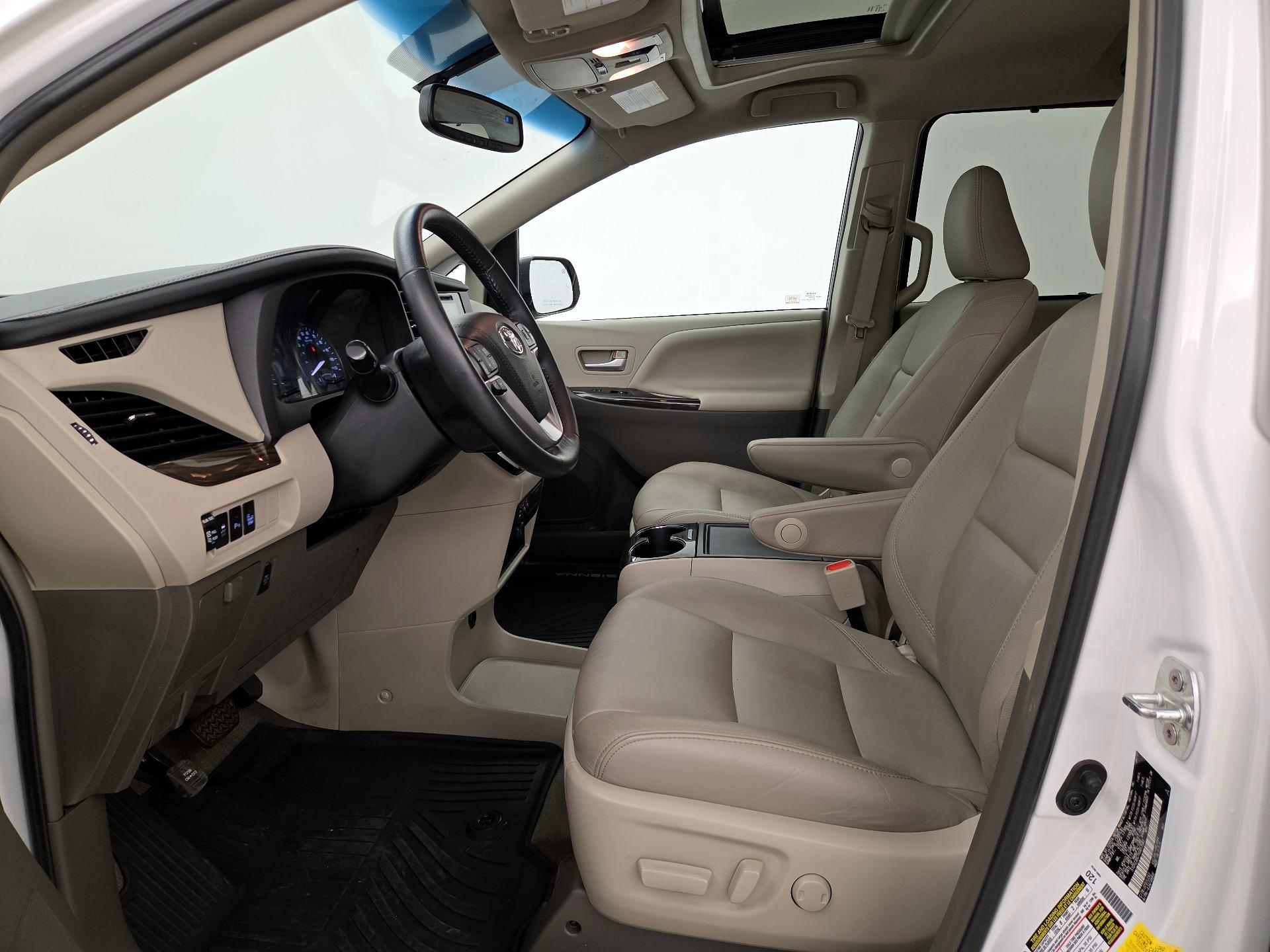Thumbnail: 2017 Toyota Sienna - 11