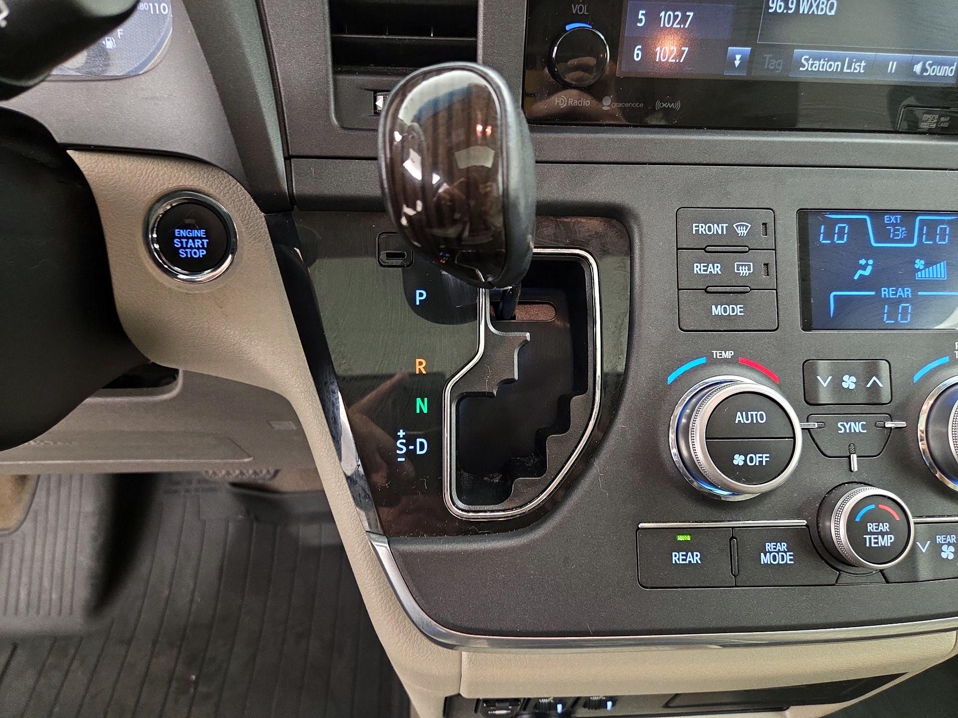 Thumbnail: 2017 Toyota Sienna - 18