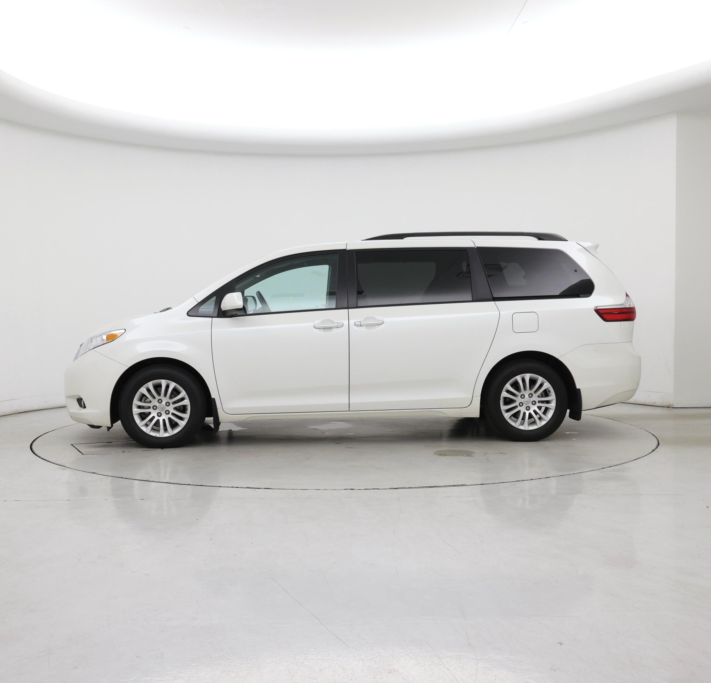 Thumbnail: 2017 Toyota Sienna - 3