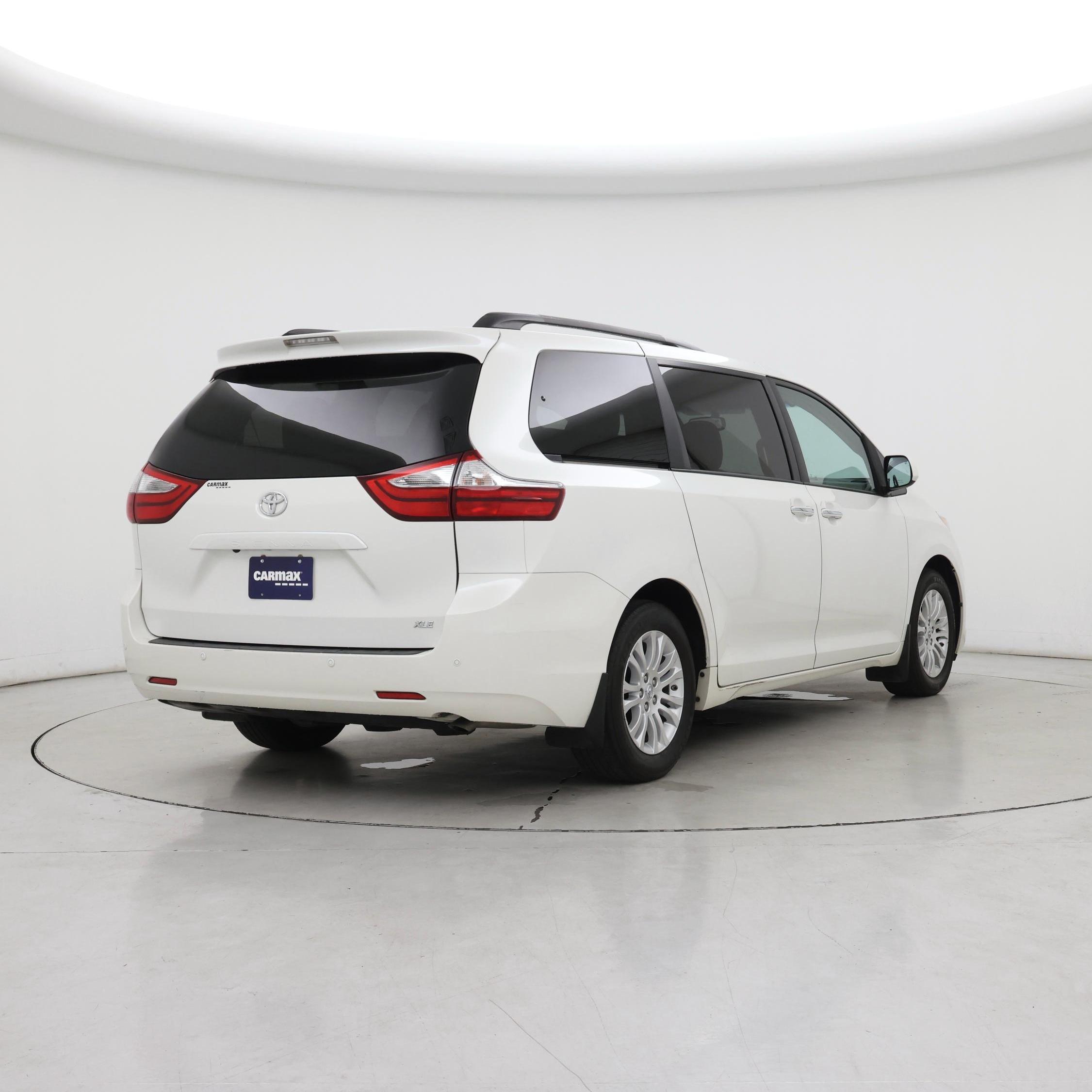 Thumbnail: 2017 Toyota Sienna - 8