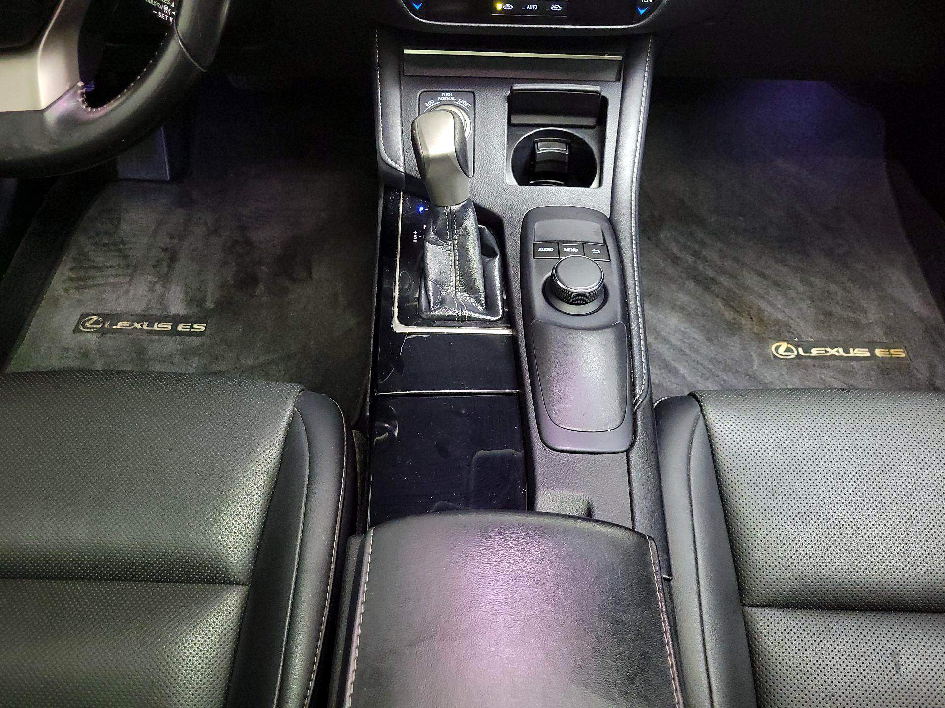 Thumbnail: 2017 Lexus ES - 17